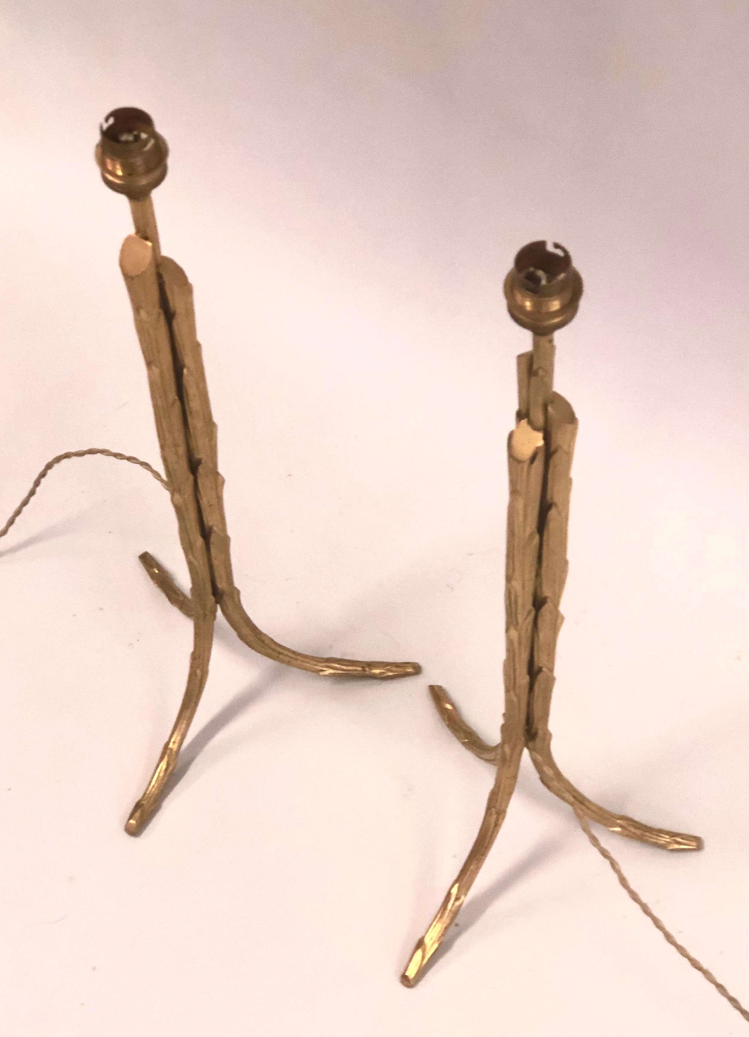 Elégante et intemporelle paire de lampes de table néoclassiques en faux bambou, en bronze doré ou en laiton massif, de la Maison Bagues. Motifs en forme de palmiers.

Mesures : La hauteur au sommet de la douille (sans abat-jour) est de 20,5