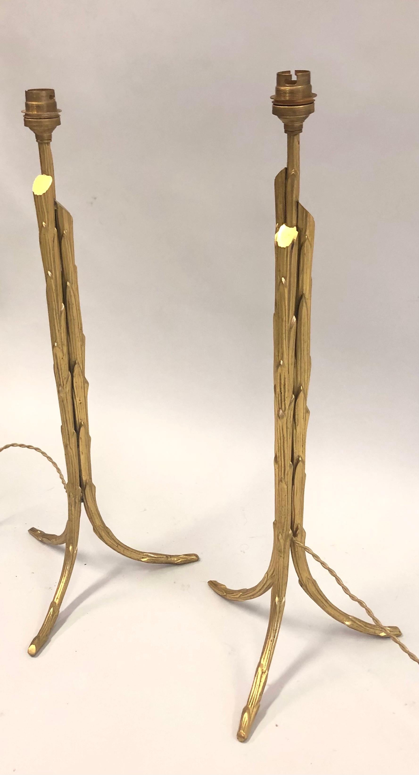 Français Mod. français. Paire de lampes de bureau néoclassiques en bronze doré et faux bambou, Maison Bagus en vente