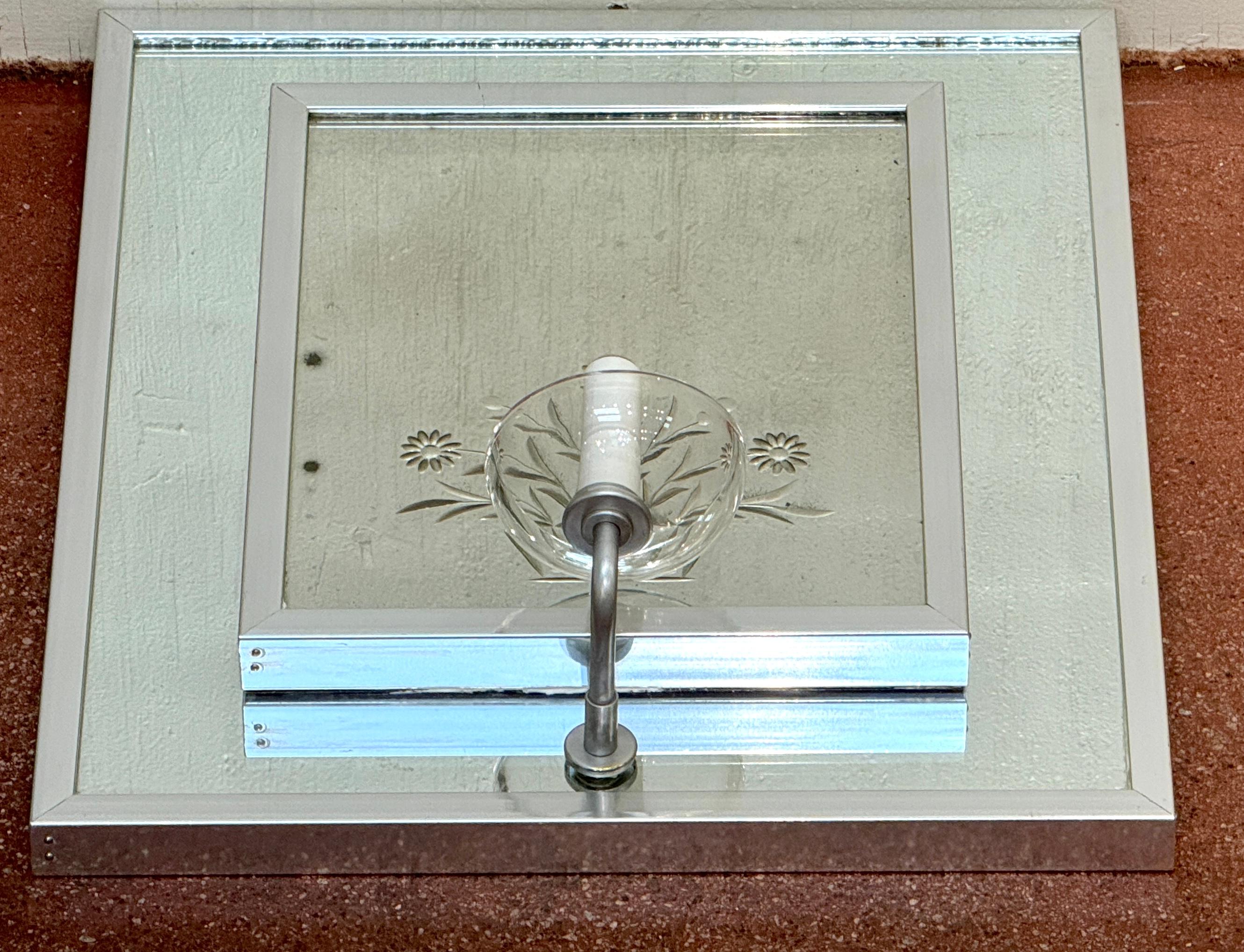 Moderno Coppia di cesti floreali francesi moderni incisi Specchio e applique di cristallo in vendita