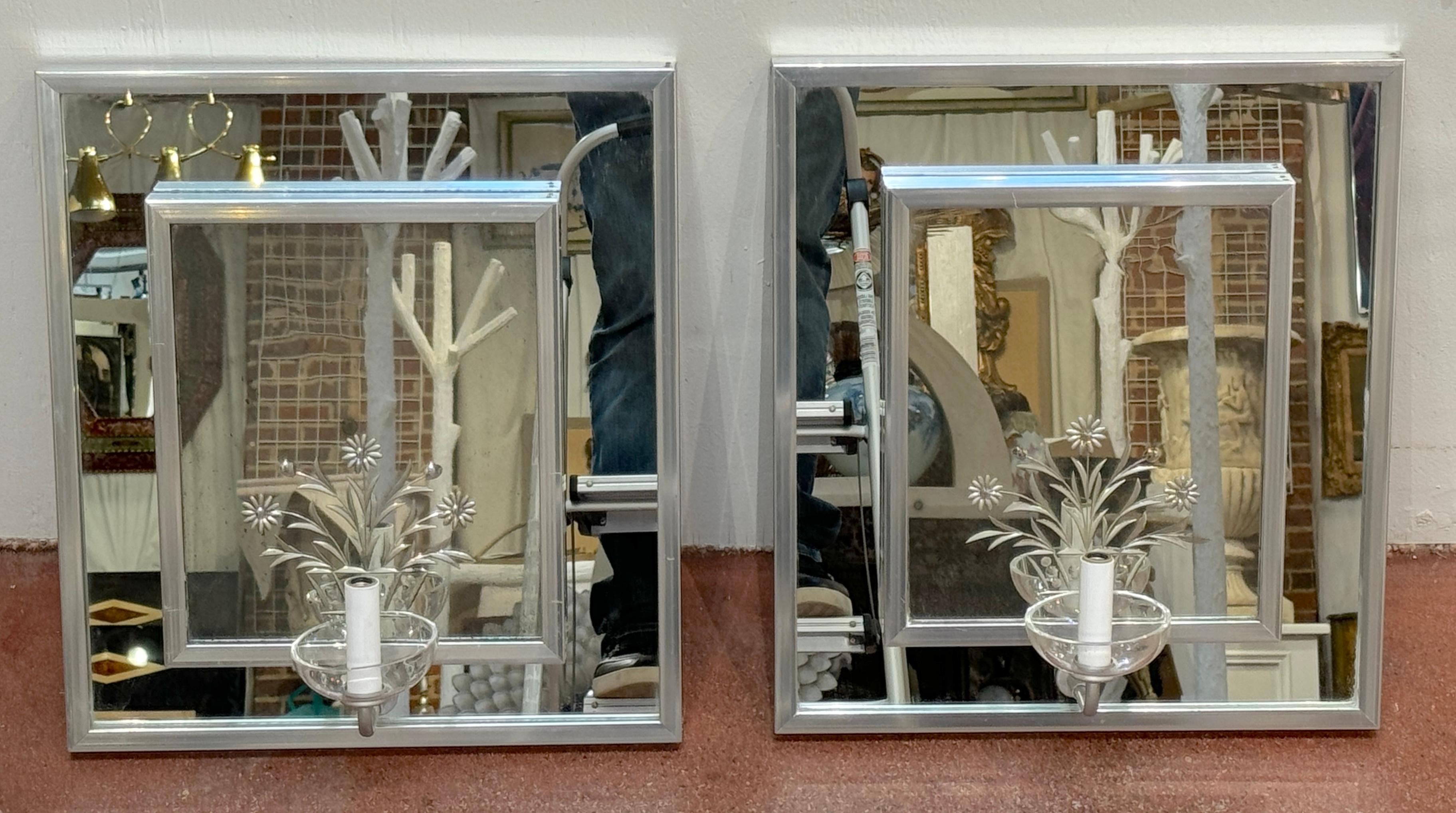 Metallo Coppia di cesti floreali francesi moderni incisi Specchio e applique di cristallo in vendita