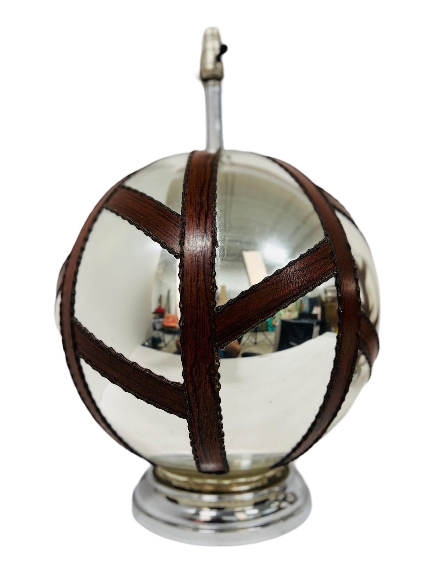 Coppia di lampade moderne francesi in vetro di mercurio e orbite geometriche di macassar applicate 

Francia, circa anni '60

In vendita questa splendida coppia di lampade moderne francesi. Il design è superlativo, riflettente in modo sottile e