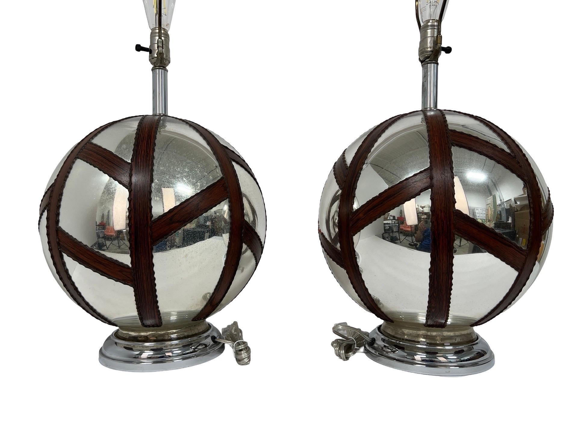 XX secolo Coppia di lampade moderne francesi in vetro di mercurio e orbite geometriche di Macassar applicate C.C. 1960 in vendita