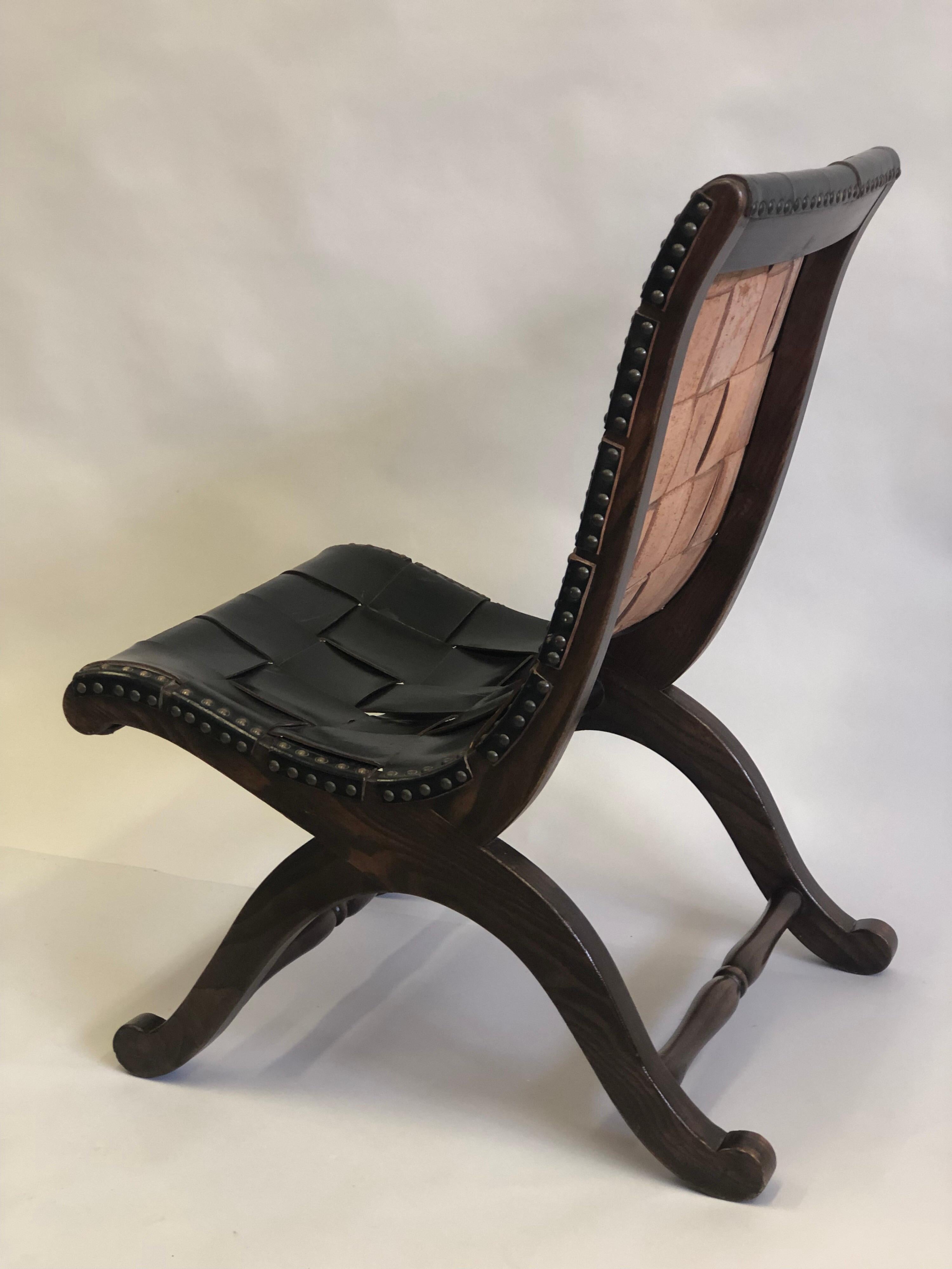 Moderne neoklassizistische Stühle mit schwarzem Lederriemen, Pierre Lottier zugeschrieben, Paar im Angebot 6