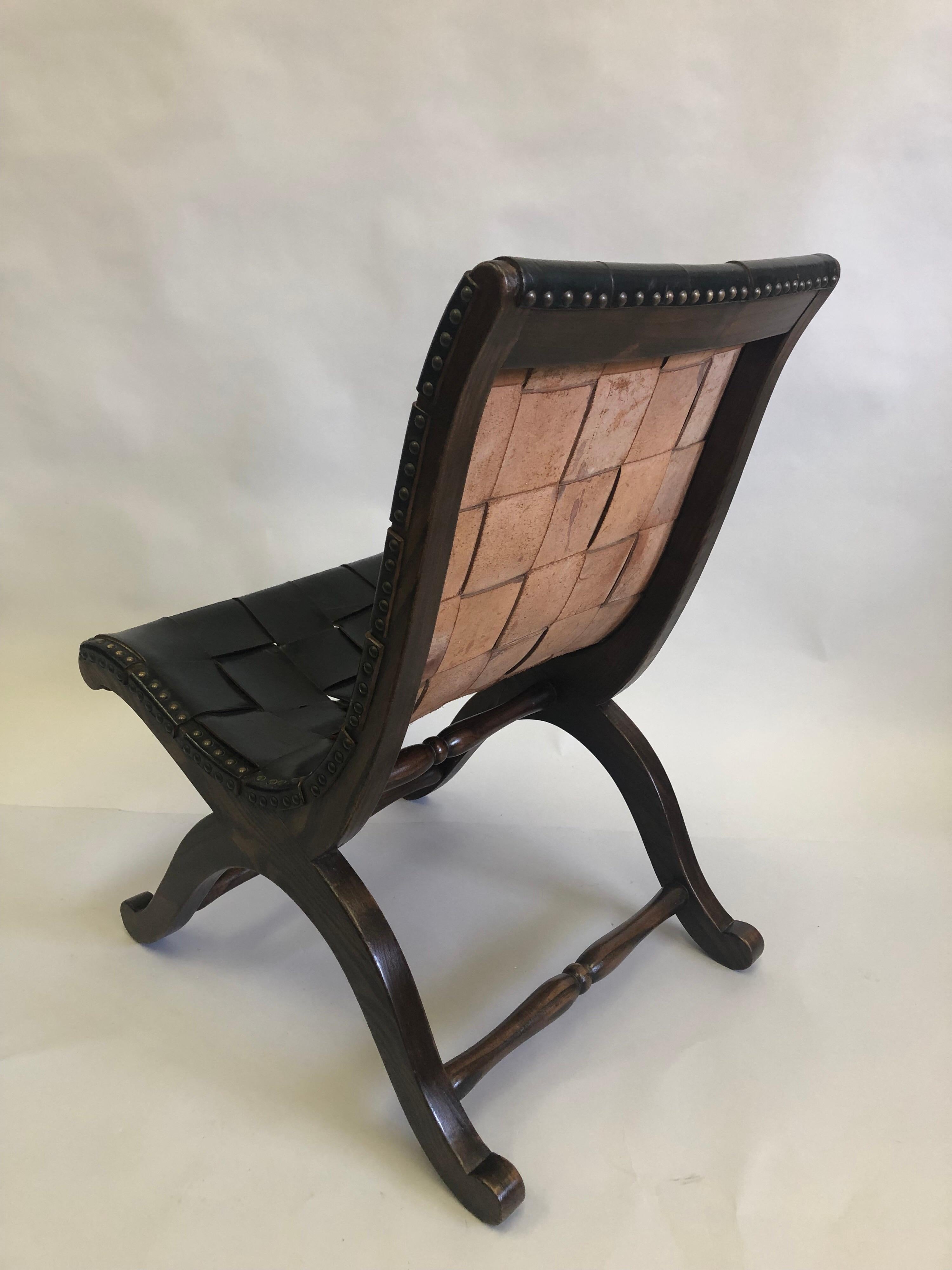 Moderne neoklassizistische Stühle mit schwarzem Lederriemen, Pierre Lottier zugeschrieben, Paar im Angebot 8