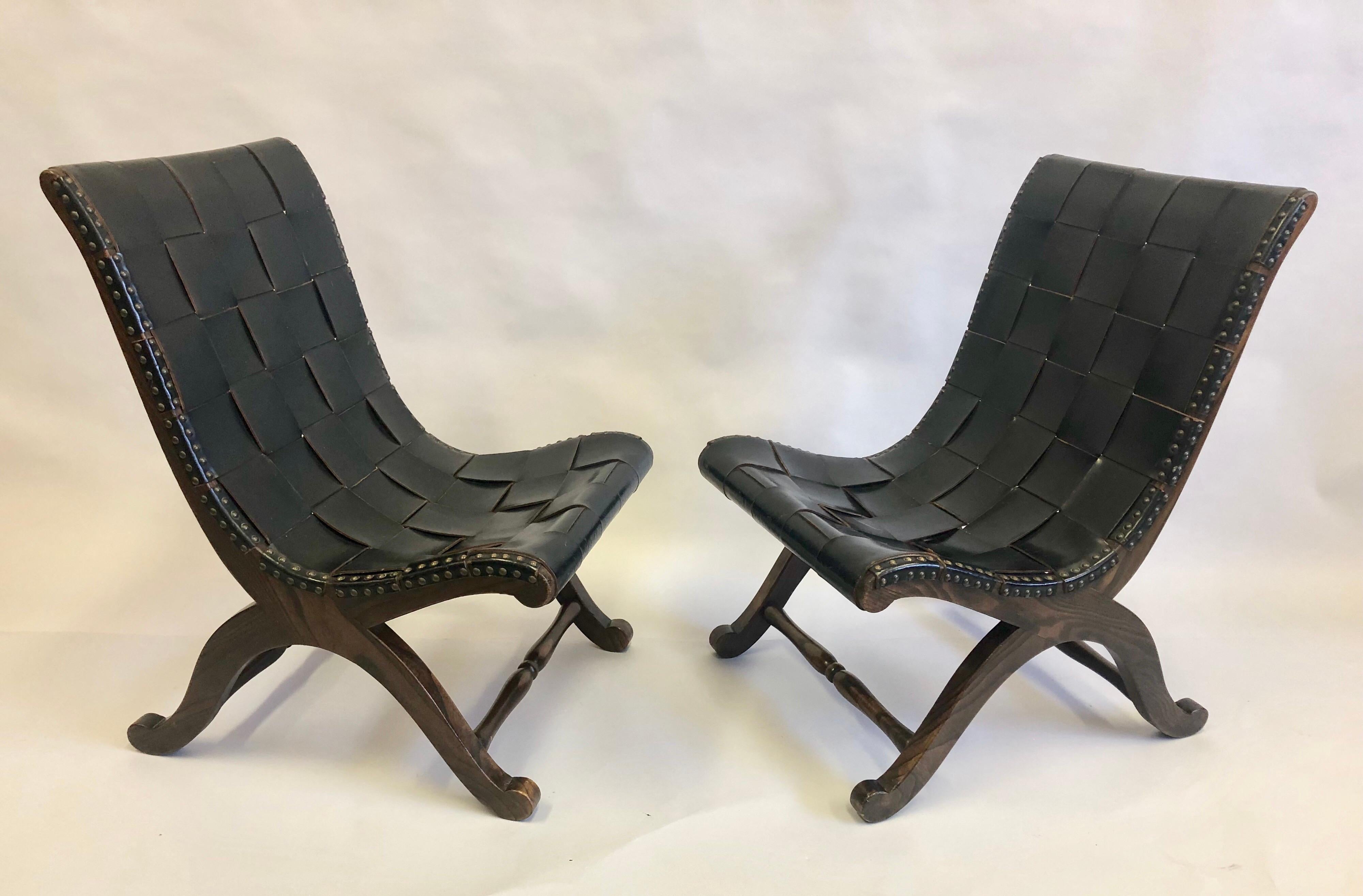 Moderne neoklassizistische Stühle mit schwarzem Lederriemen, Pierre Lottier zugeschrieben, Paar (Moderne der Mitte des Jahrhunderts) im Angebot
