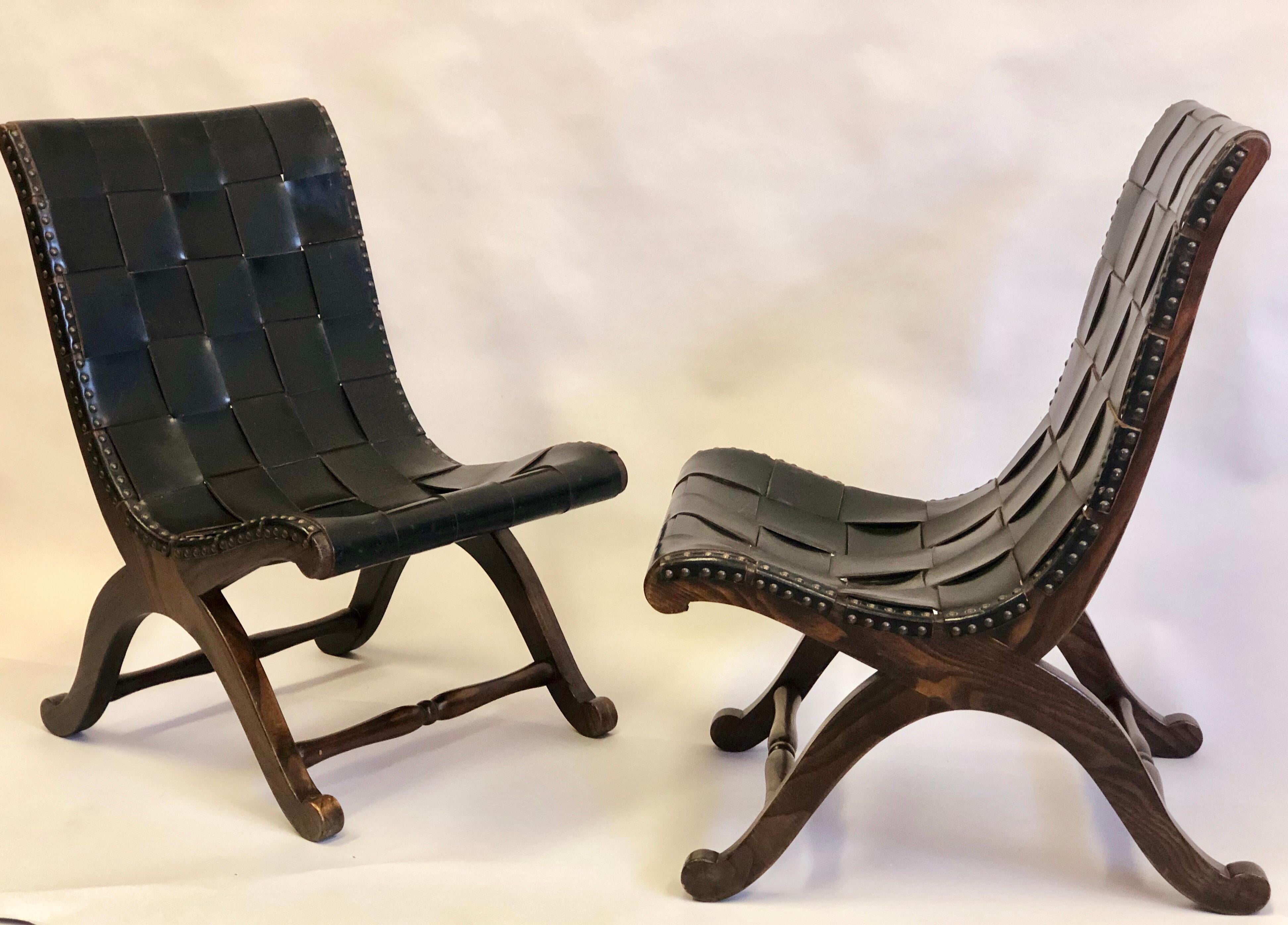 Coppia di sedie moderne neoclassiche con cinghia in pelle nera attribuite a Pierre Lottier In condizioni buone in vendita a New York, NY