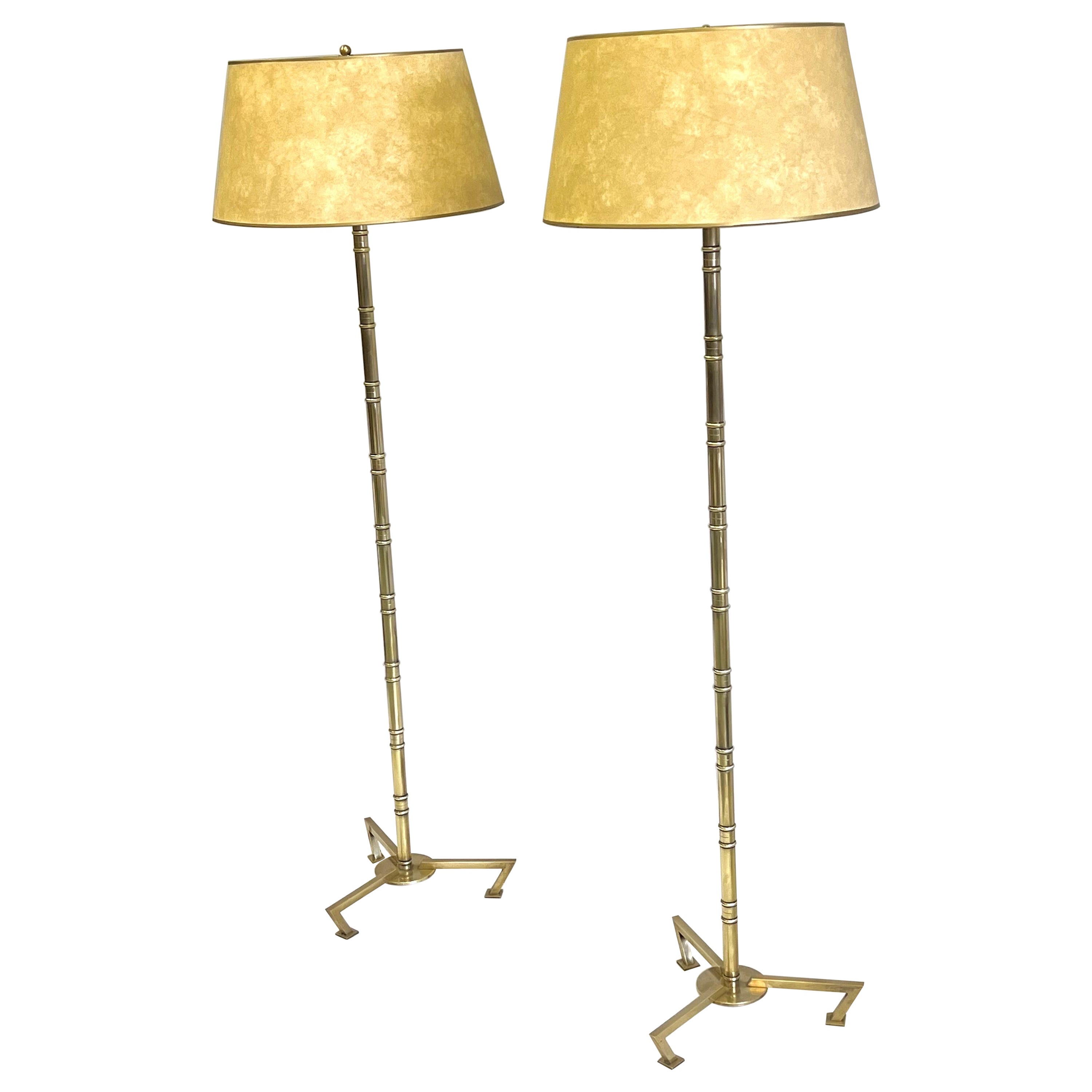 Rara, Elegante y Atemporal Pareja de Lámparas de Pie Neoclásicas Francesas Modernas de Mitad de Siglo de Faux Bambú en latón macizo de Maison Bagues, París. El latón es de la mejor calidad y la pátina es natural y derivada del paso del tiempo. La