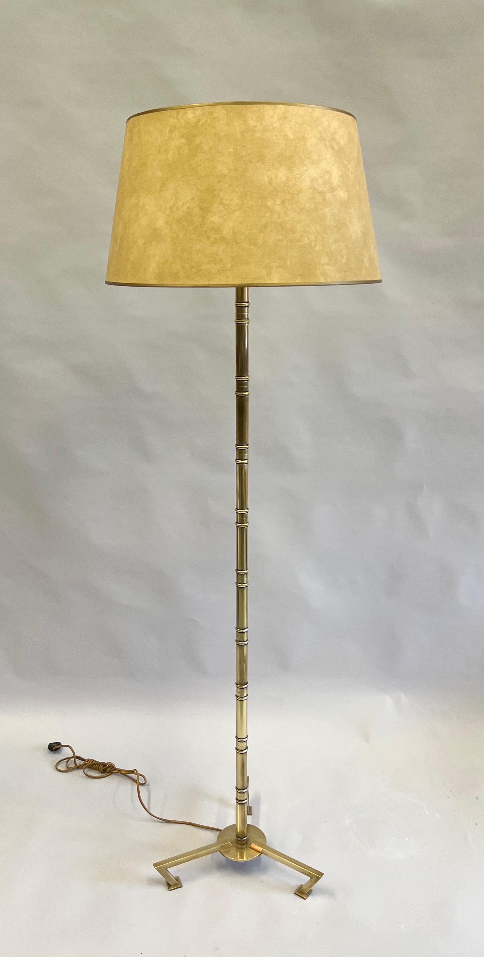 Mid-Century Modern Paire de lampadaires néoclassiques français en laiton et faux bambou de la Maison Bagues  en vente