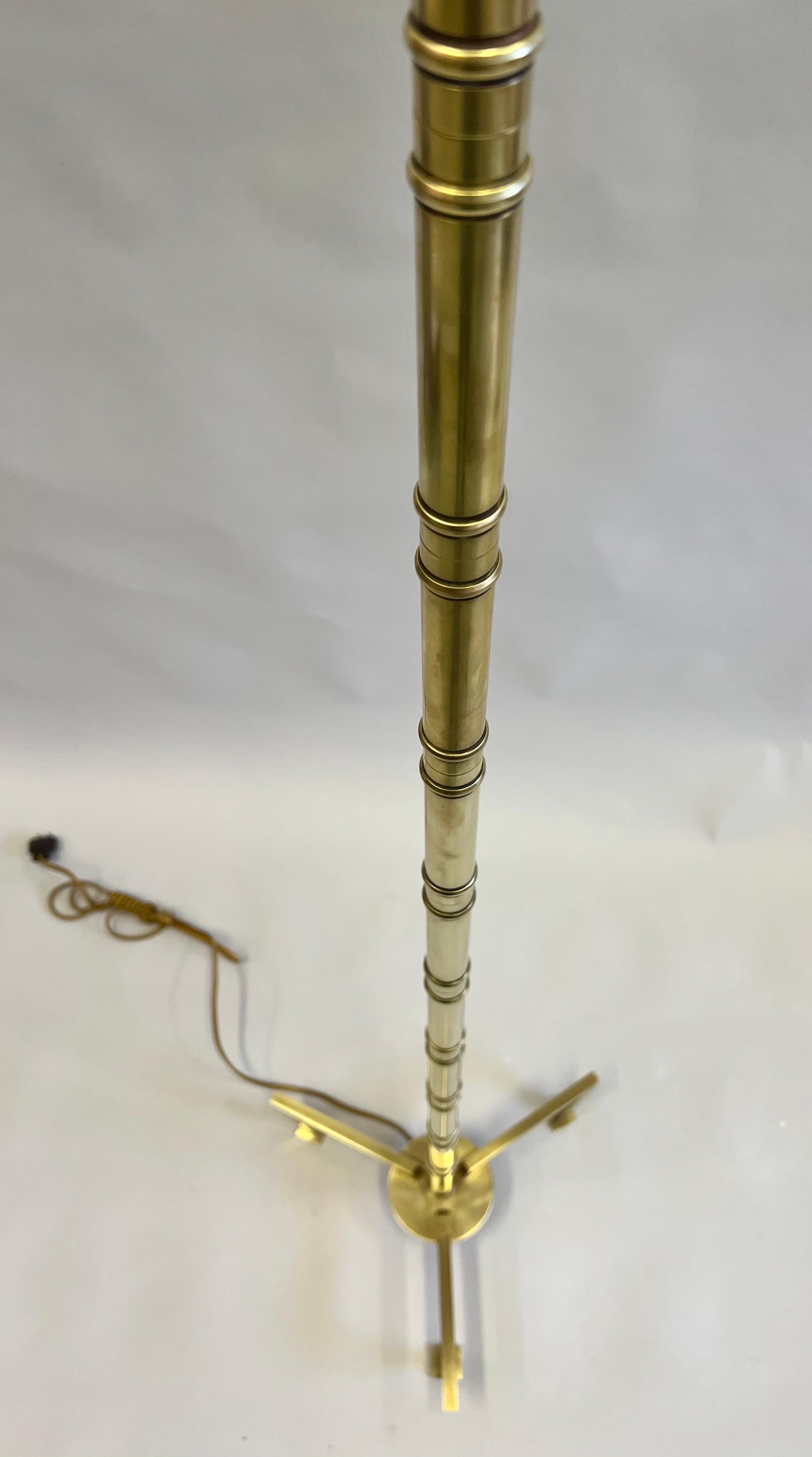 Paire de lampadaires néoclassiques français en laiton et faux bambou de la Maison Bagues  Bon état - En vente à New York, NY