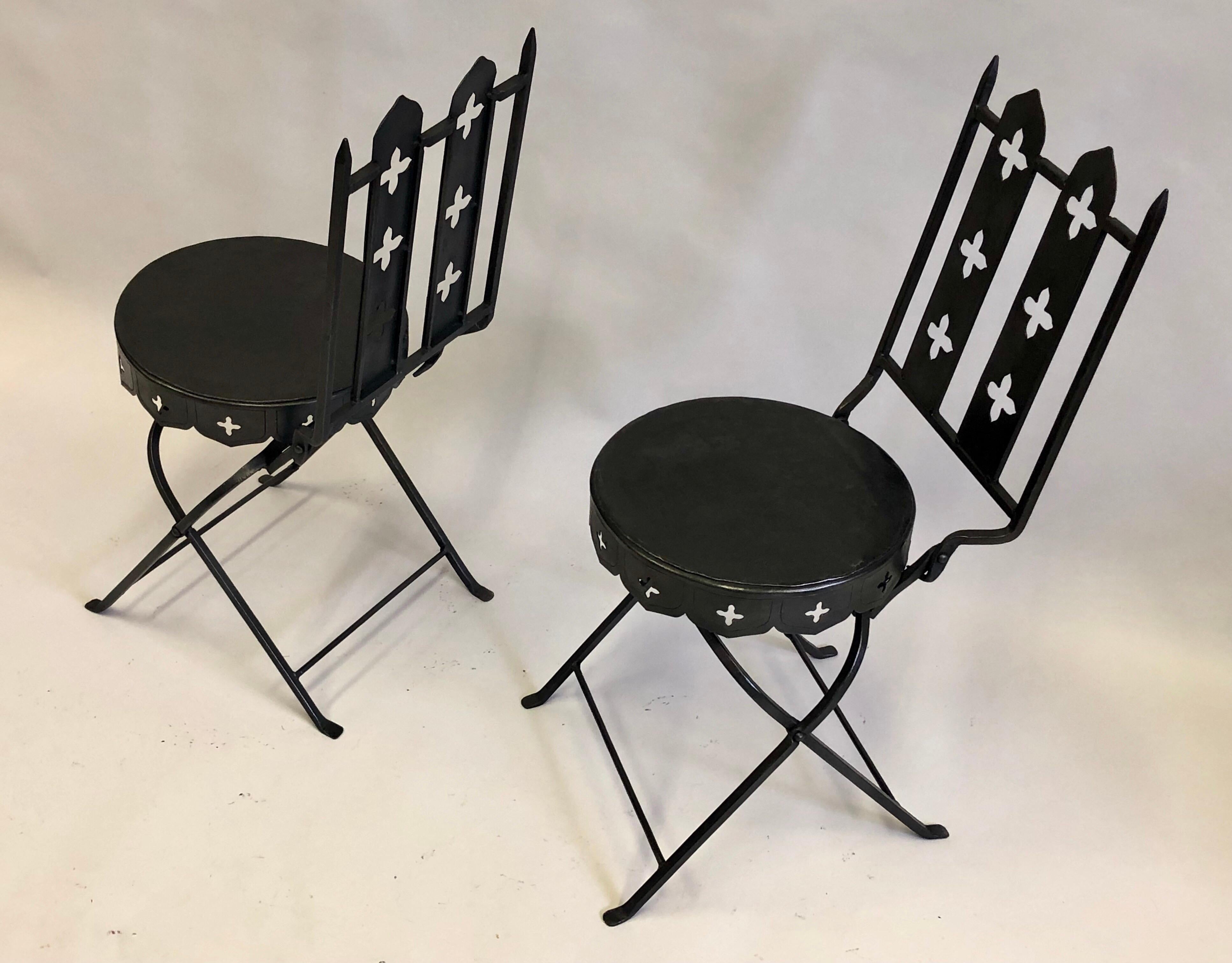 Mid-Century Modern Paire de chaises d'appoint néoclassiques françaises et modernes en fer forgé à la main, Gilbert Poillerat en vente