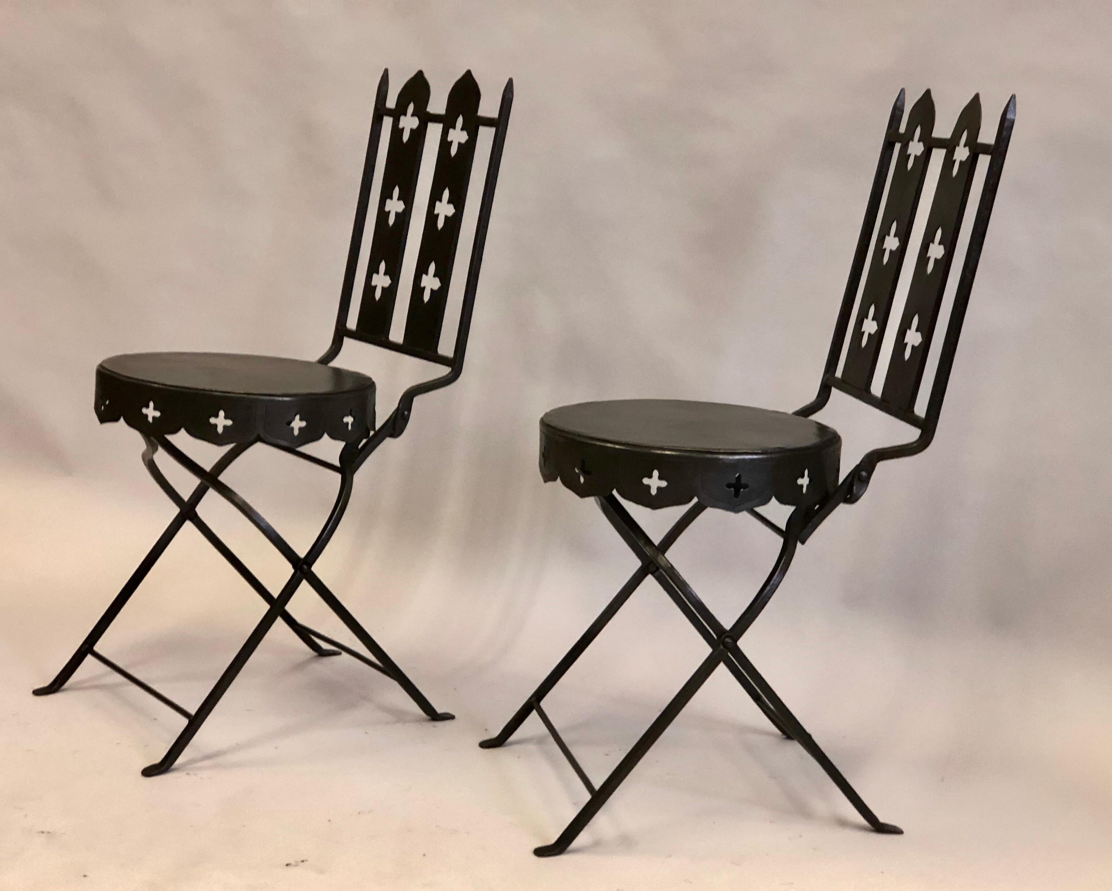 Fer forgé Paire de chaises d'appoint néoclassiques françaises et modernes en fer forgé à la main, Gilbert Poillerat en vente