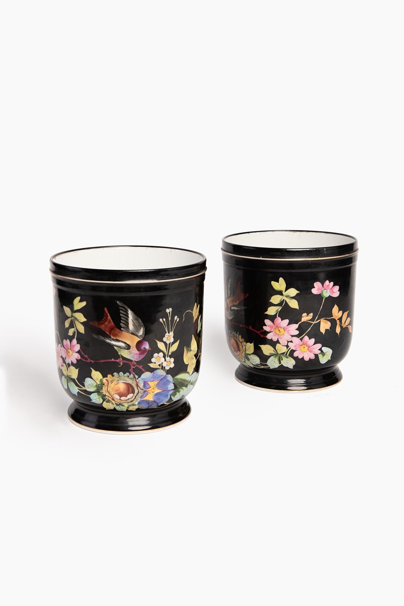  19th-century pair of French Napoleon III handmade decorated cachepots, 1880. NOTICE: DUE TO THE CURRENT  COVID-19 SITUATION, THE SHIPPING OF ITEMS MAY BE SLIGHTLY DELAYED. HOWEVER, ALL OF OUR ITEMS ARE AVAILABLE, WE ARE ALSO OPEN FOR BUSINESS AS