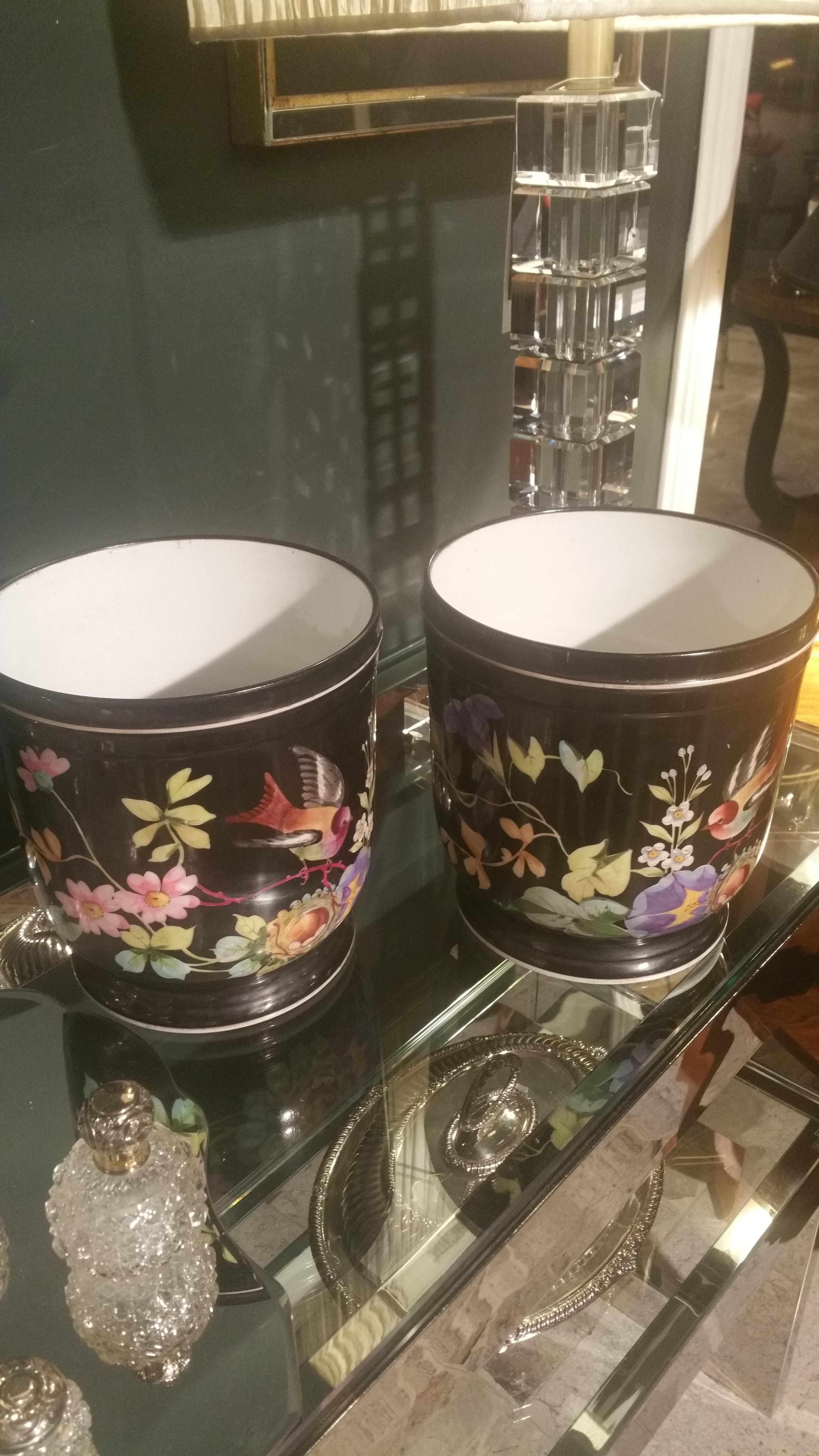 Pair of French Napoleon III Hand Decorated Cachepots In Good Condition In Prato, Tuscany
