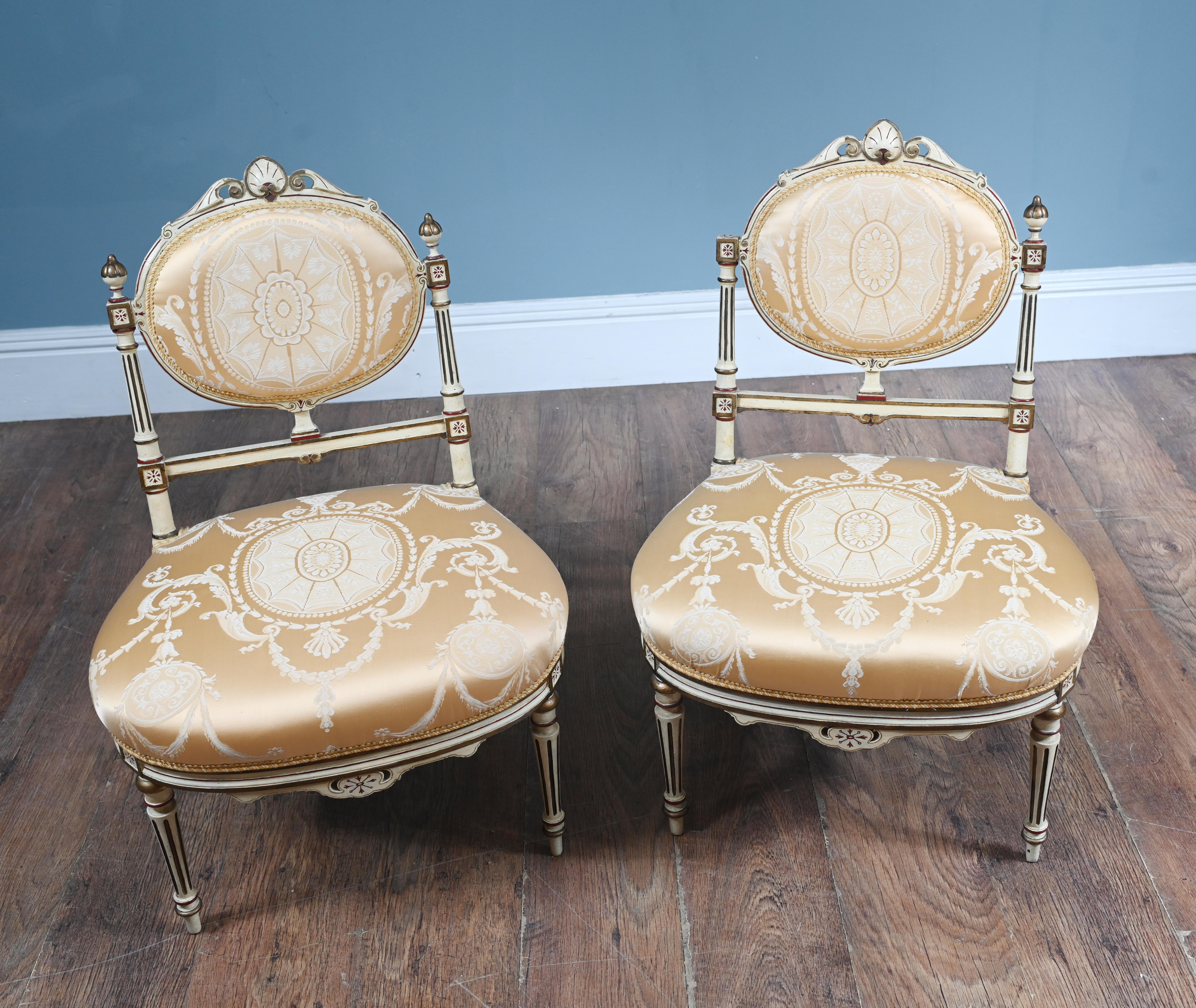 Paire de chaises françaises néoclassiques peintes Louis XVI Revival Bon état - En vente à Potters Bar, GB