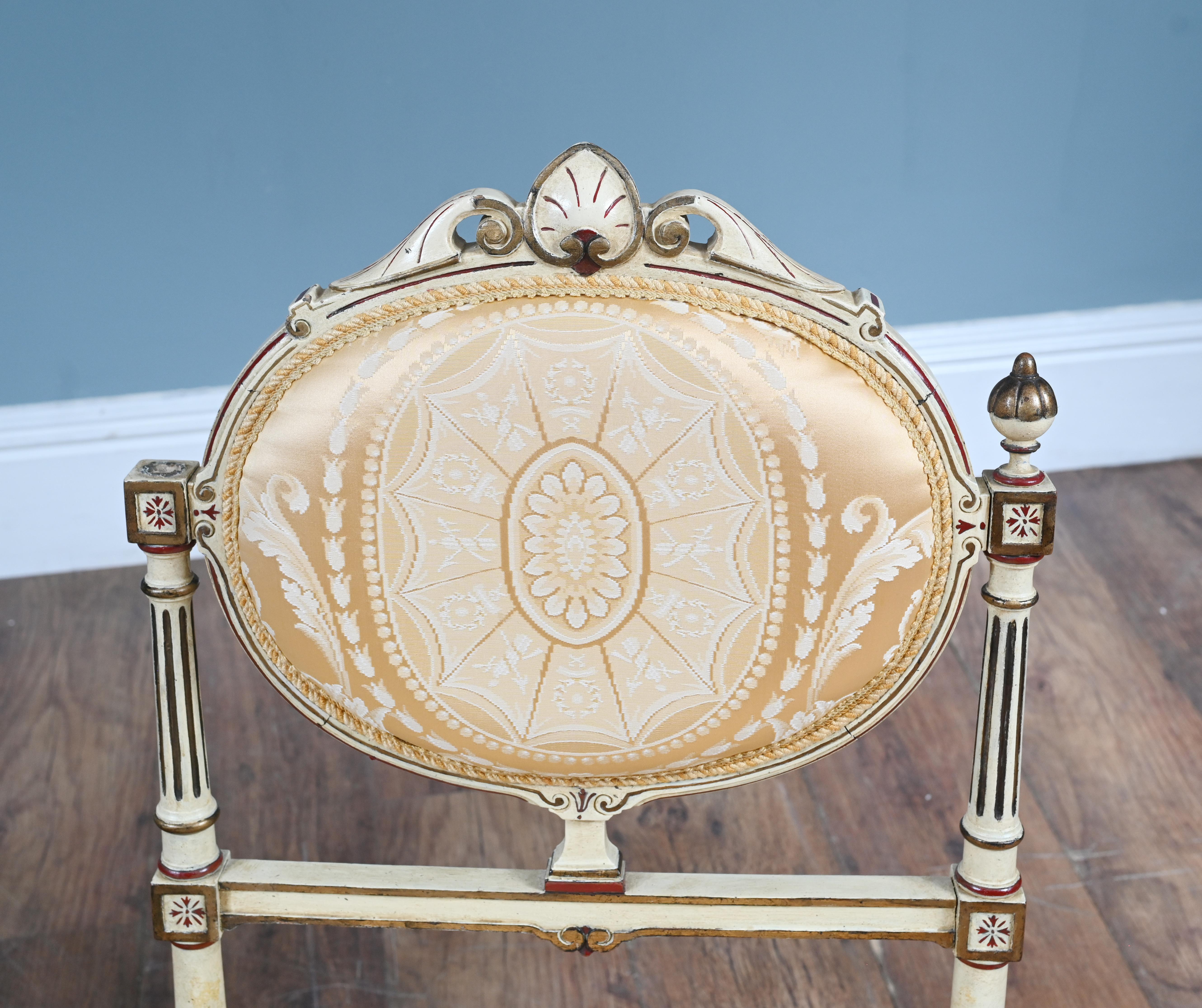 Début du 20ème siècle Paire de chaises françaises néoclassiques peintes Louis XVI Revival en vente
