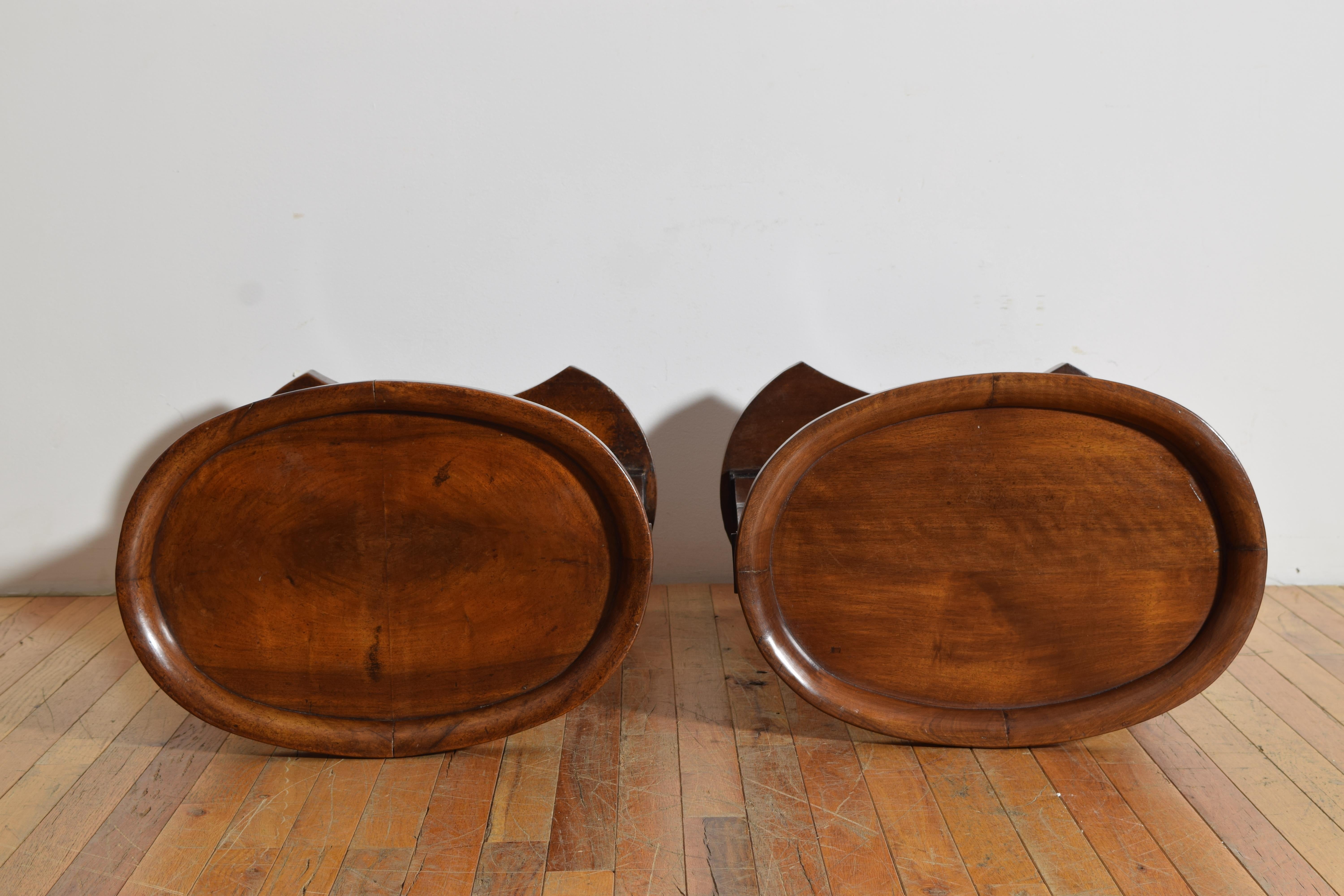 Pareja de mesas auxiliares ovaladas neoclásicas francesas de caoba y ebonizada de 1 nivel, s. I d. C. en venta 2