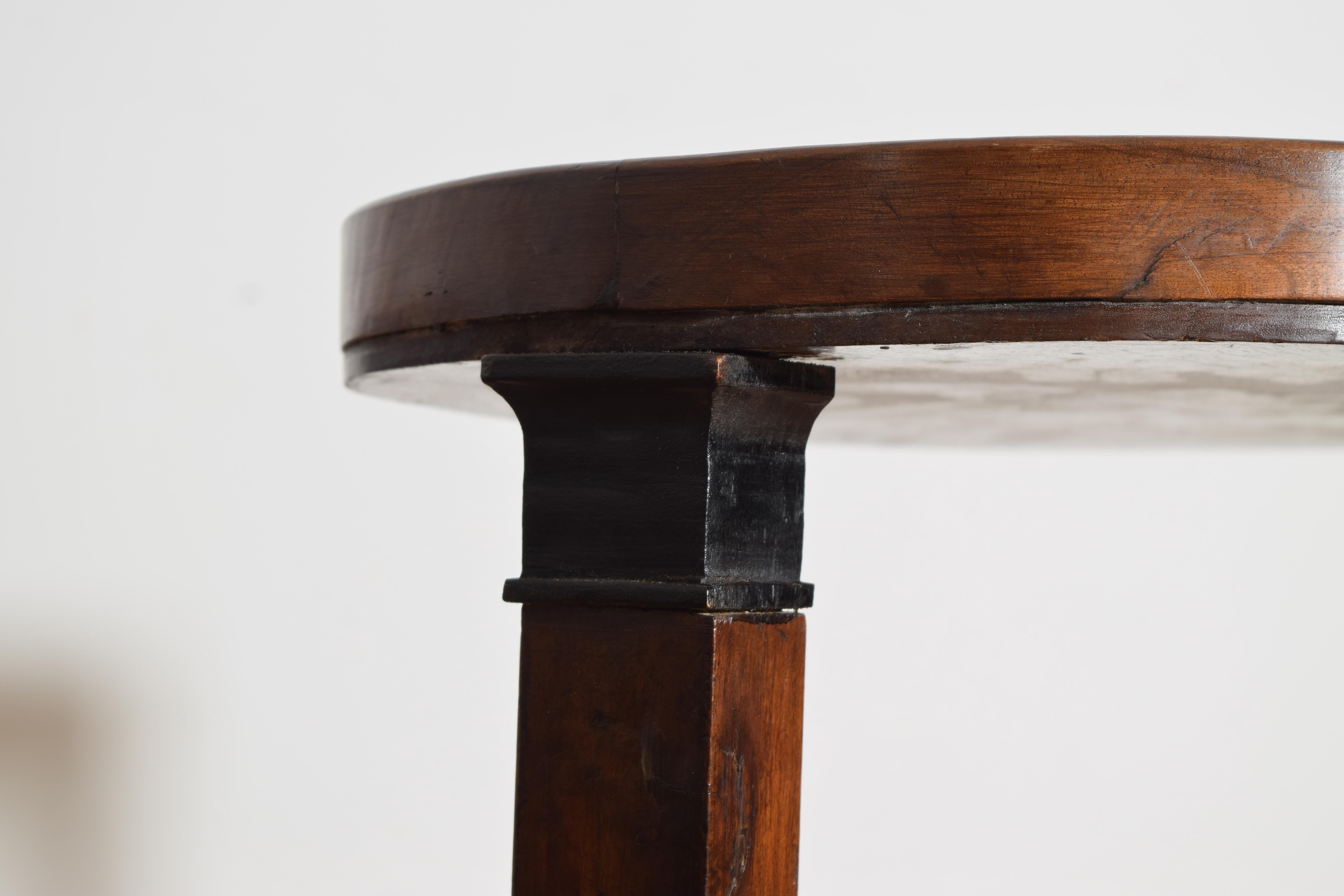 Pareja de mesas auxiliares ovaladas neoclásicas francesas de caoba y ebonizada de 1 nivel, s. I d. C. principios del siglo XIX en venta