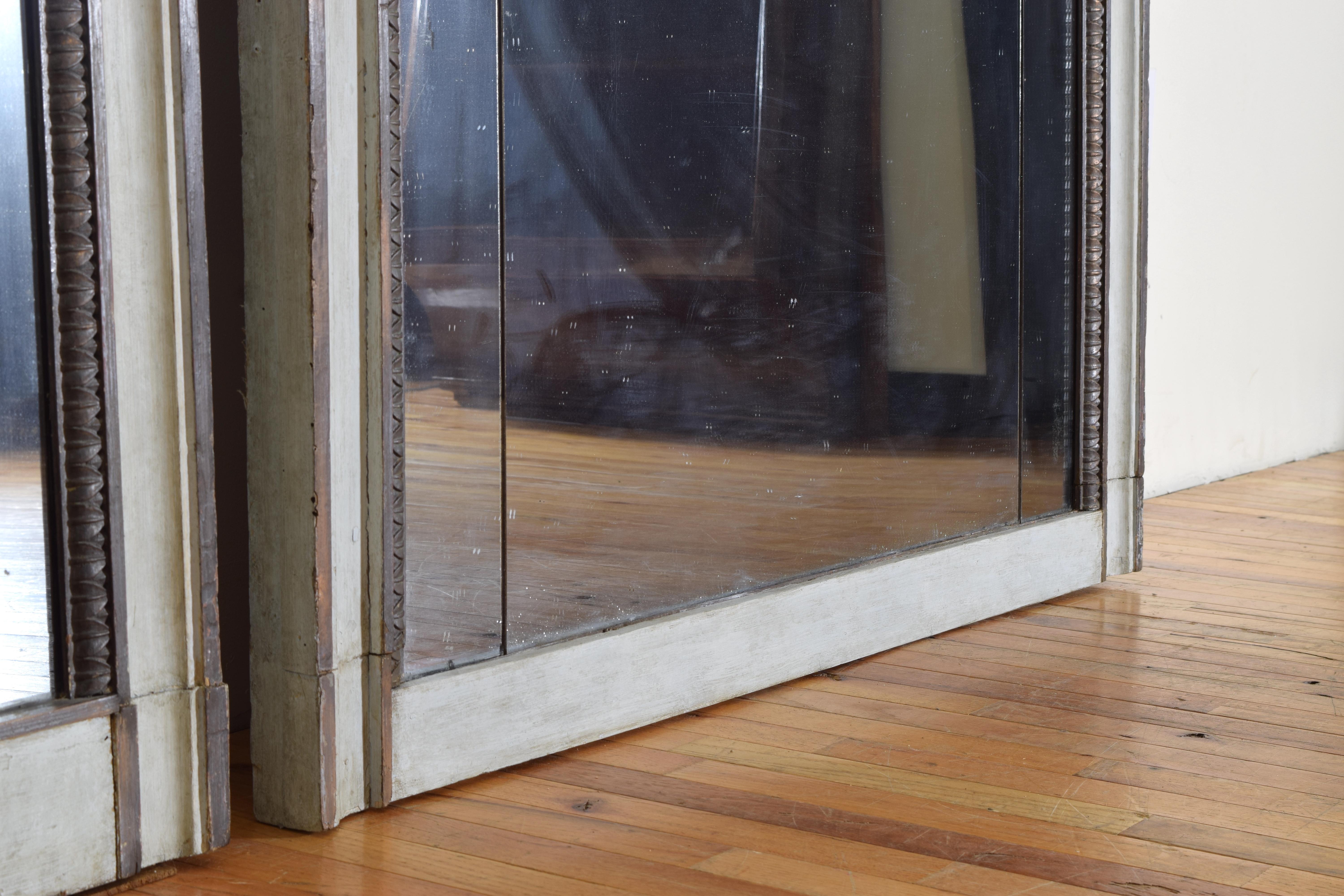 Paar französische neoklassizistische bemalte Trumeau-Spiegel, Mitte 19. (Leinwand) im Angebot