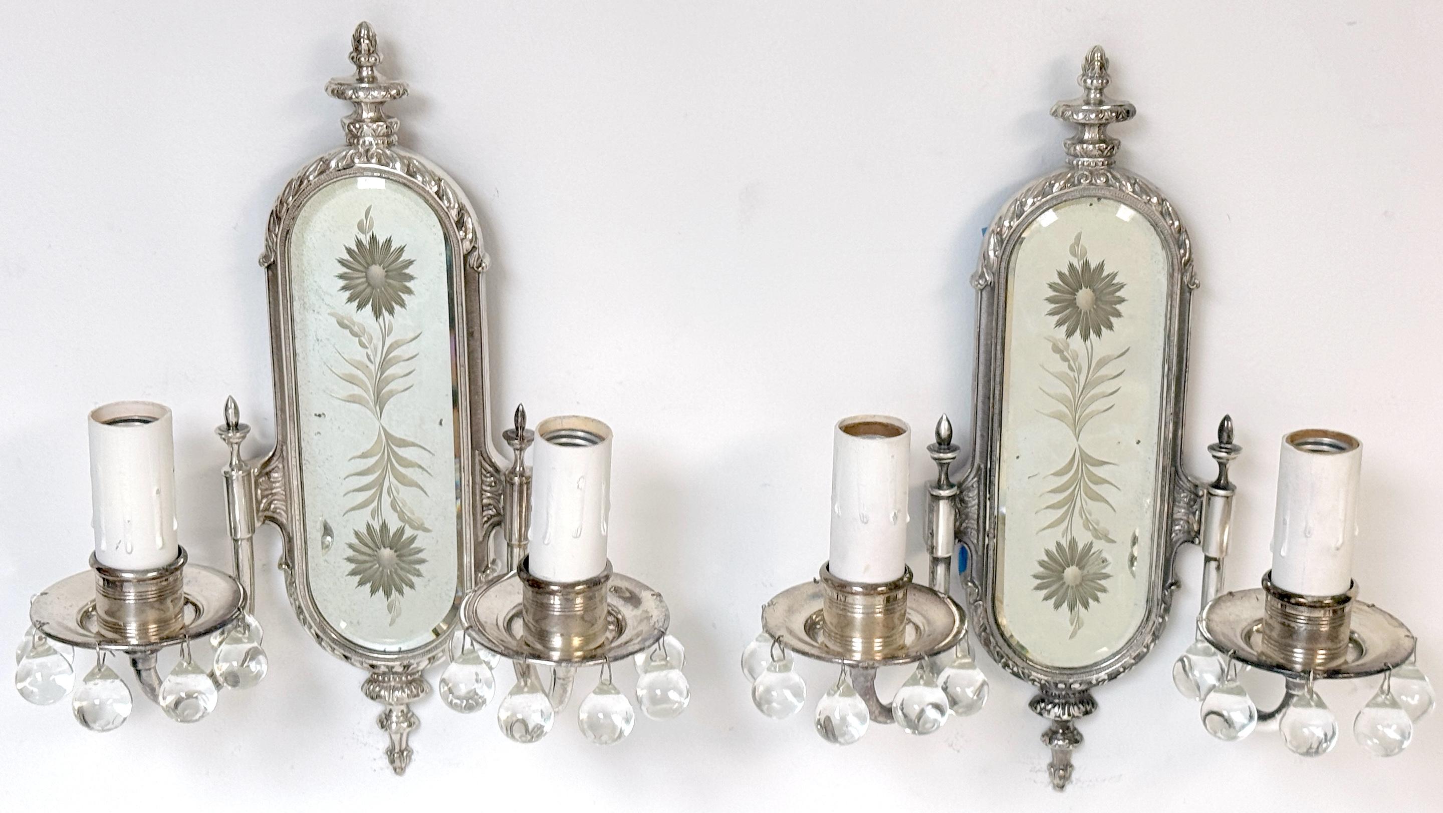 Neoclassico Coppia di lampade neoclassiche francesi in cristallo, argentate e con specchio inciso in vendita
