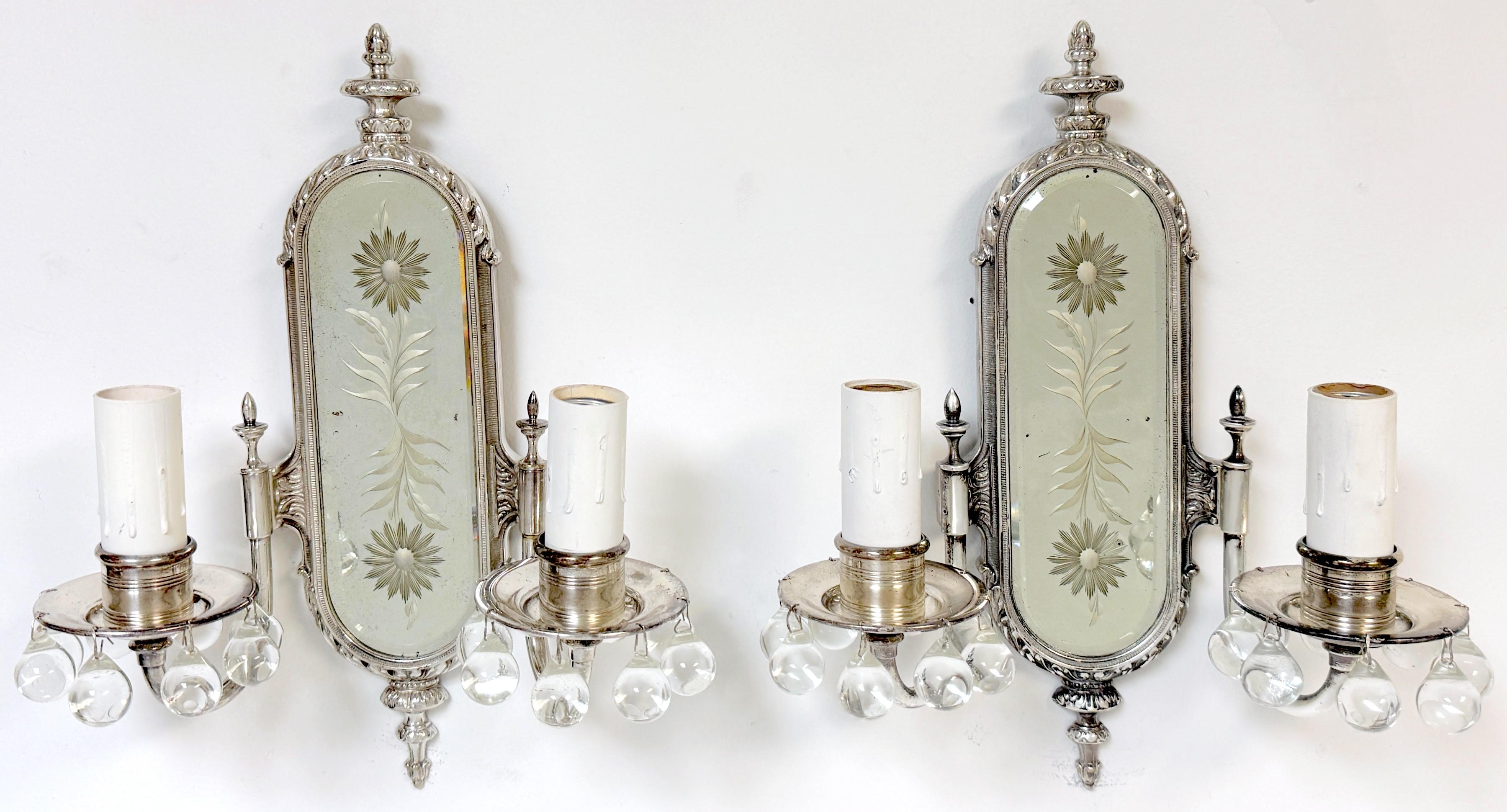 Francese Coppia di lampade neoclassiche francesi in cristallo, argentate e con specchio inciso in vendita
