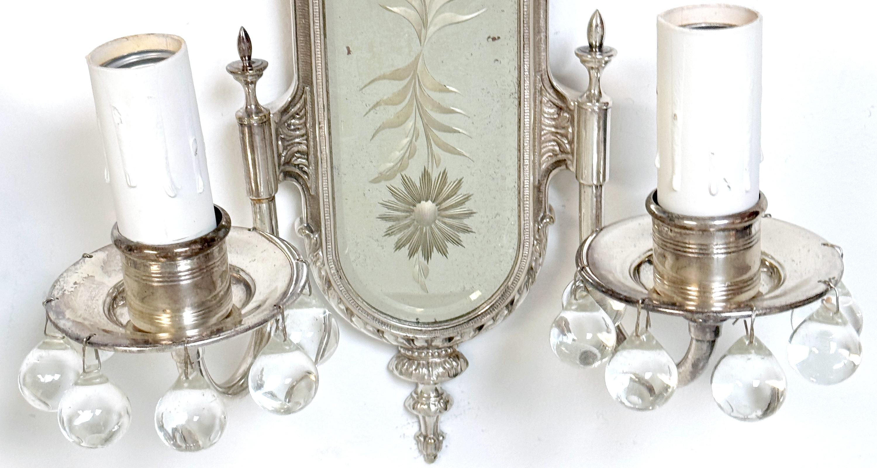 Specchio Coppia di lampade neoclassiche francesi in cristallo, argentate e con specchio inciso in vendita