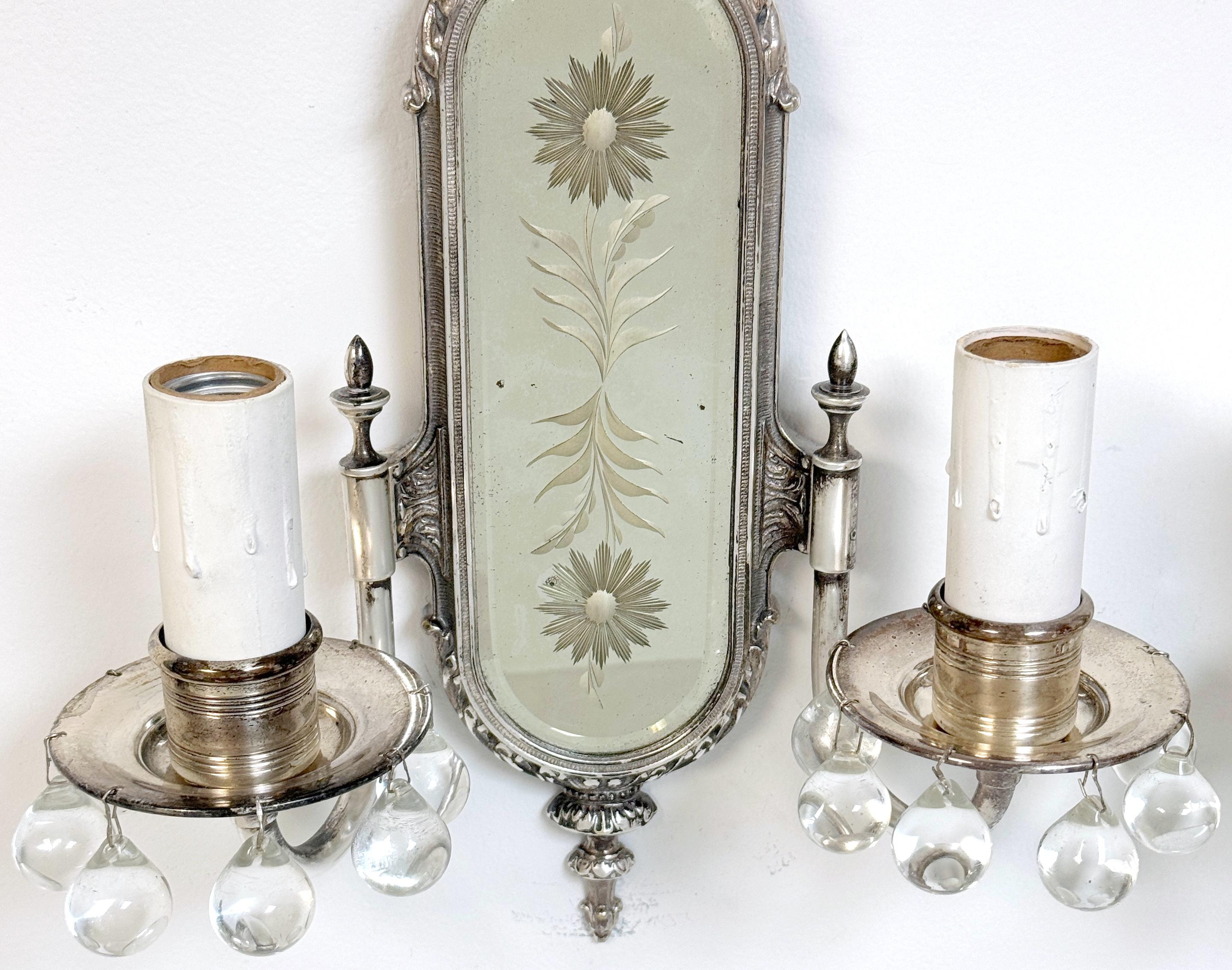 Coppia di lampade neoclassiche francesi in cristallo, argentate e con specchio inciso in vendita 1