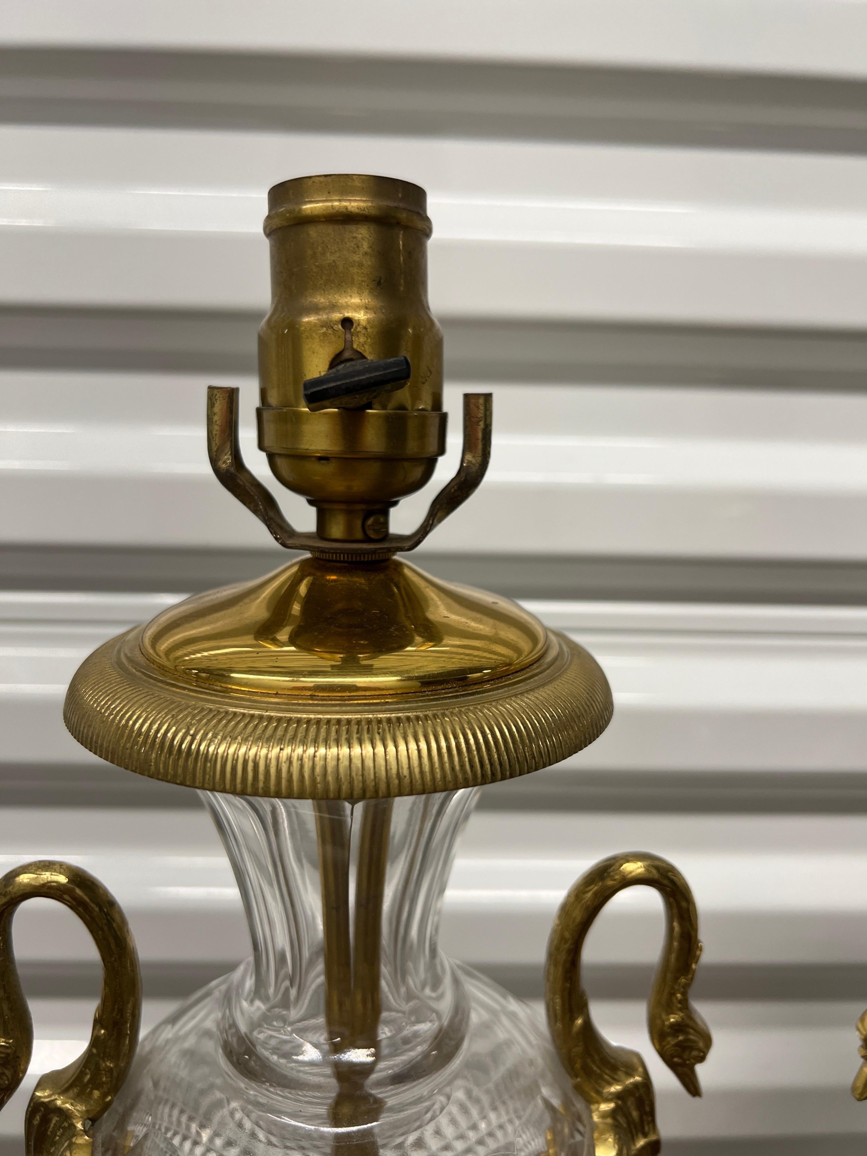 Néoclassique Paire de lampes Baccarat en cristal taillé et bronze orné de cygnes, de style néoclassique français en vente