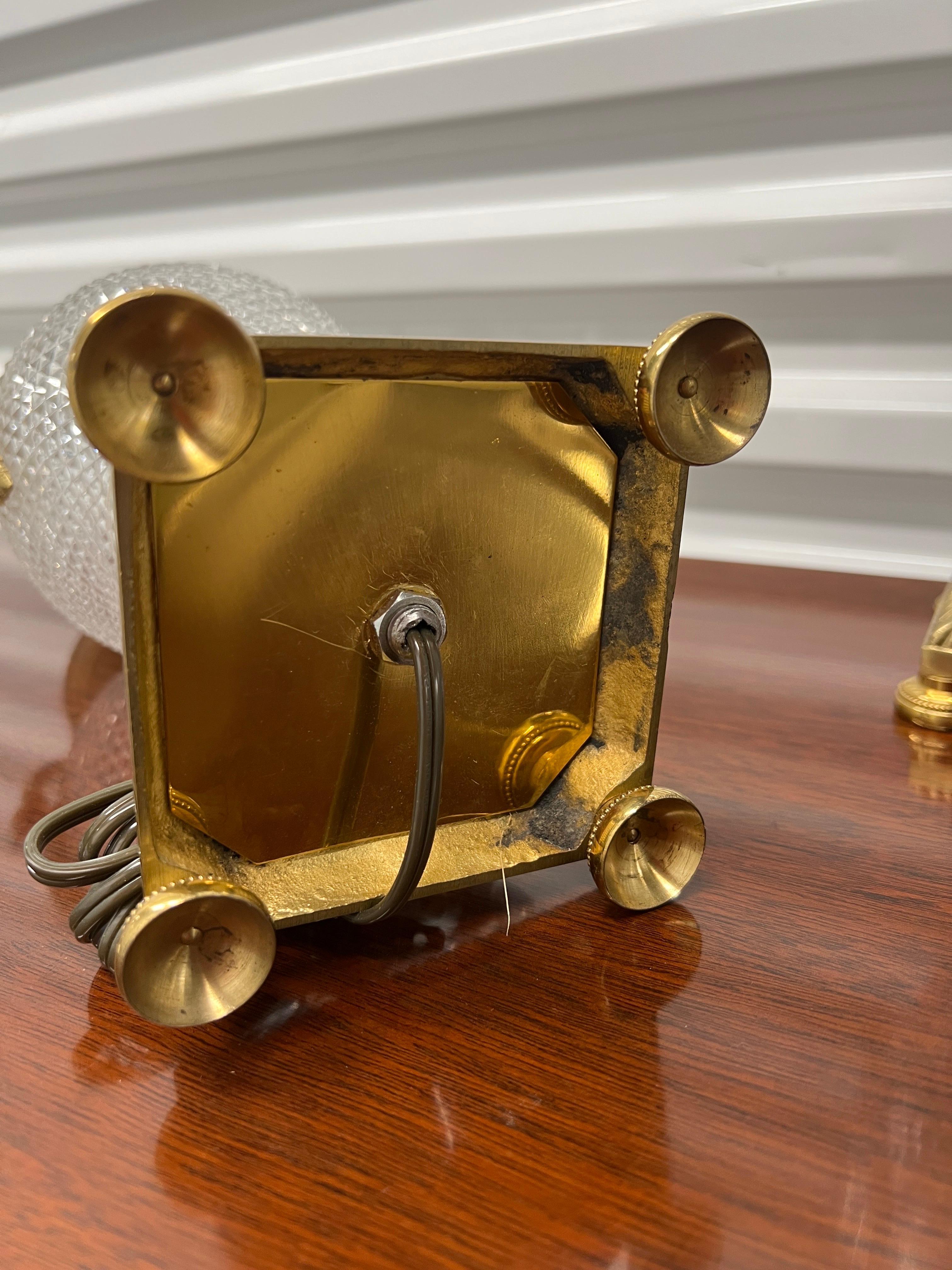 Paire de lampes Baccarat en cristal taillé et bronze orné de cygnes, de style néoclassique français Bon état - En vente à Atlanta, GA