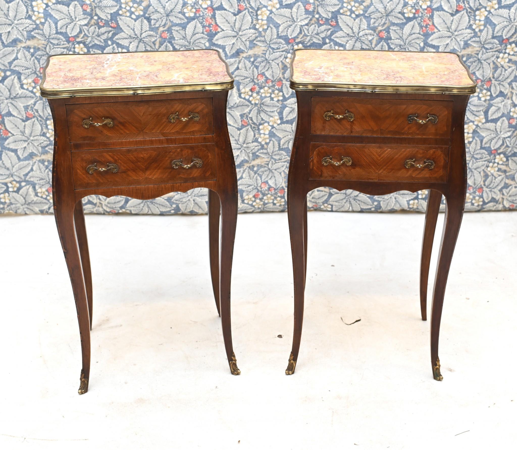 Stai visualizzando una coppia di comodini francesi in stile Luigi XVI
Realizzati a mano con legno di kingwood, risalgono al 1930 circa.
Due cassetti per ciascuno e un piano in marmo, liscio e senza schegge.
Gambe sottili da cabriolet molto