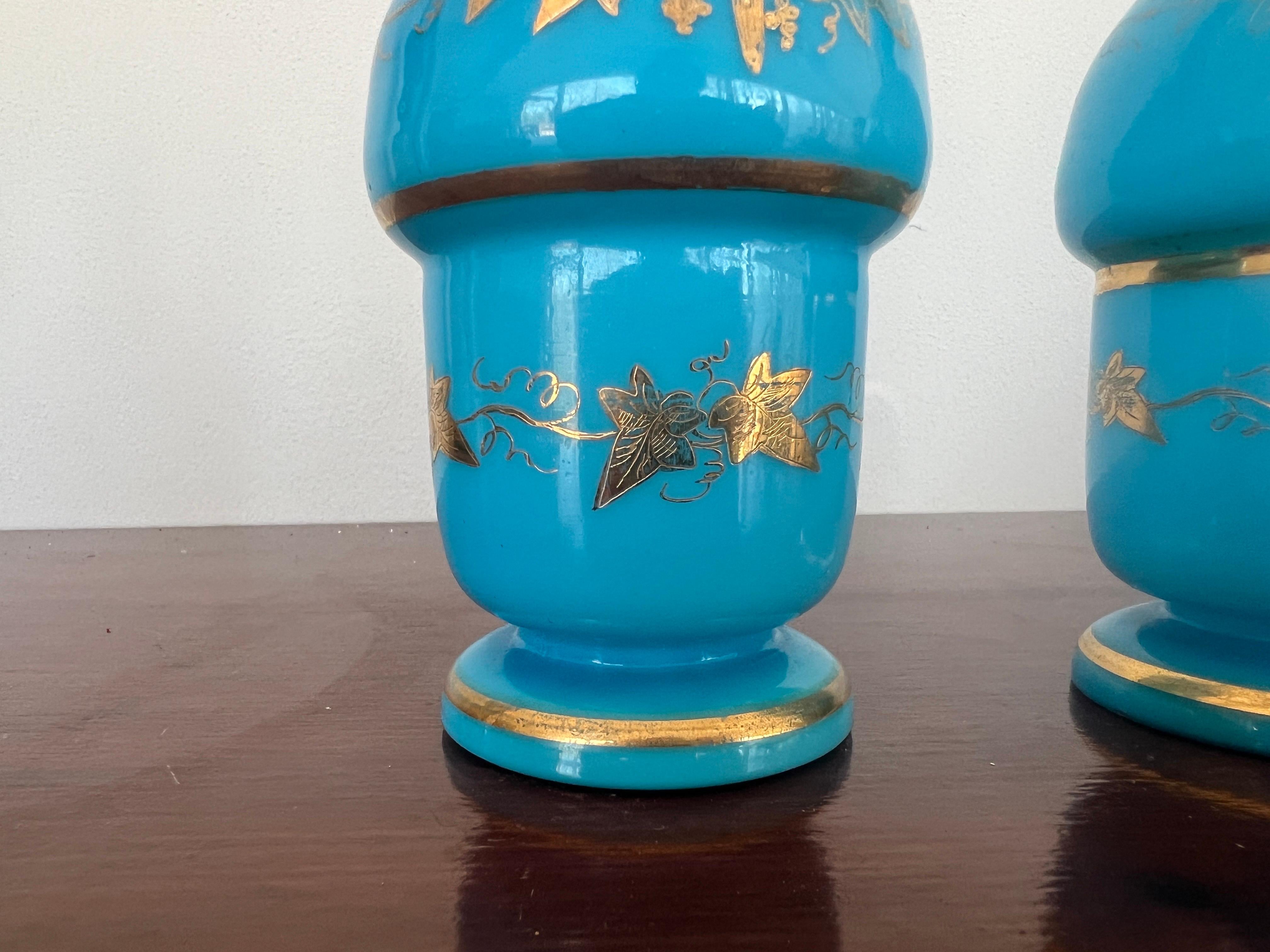 XX secolo Coppia di vasi francesi decorati in opaline e dorati in vendita