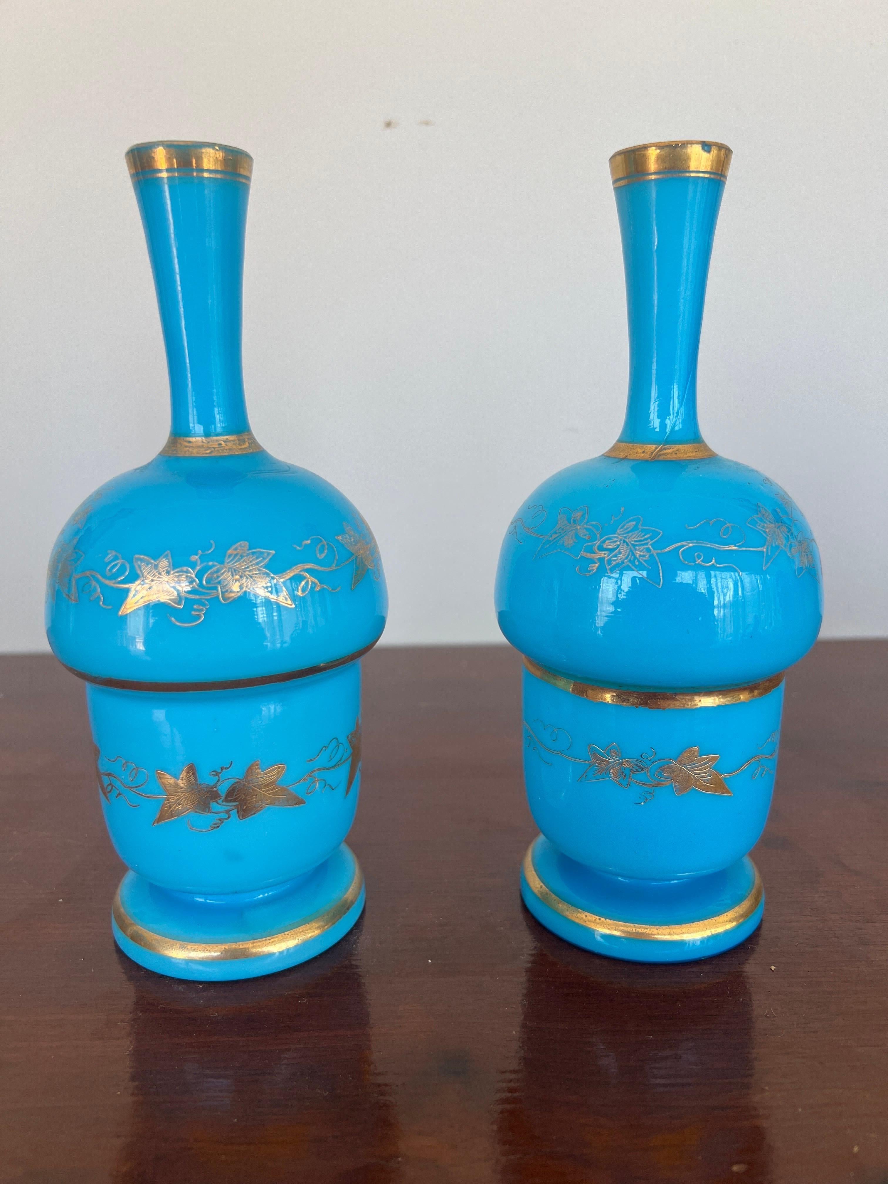 Paire de vases français décorés d'opaline et de dorures en vente 3