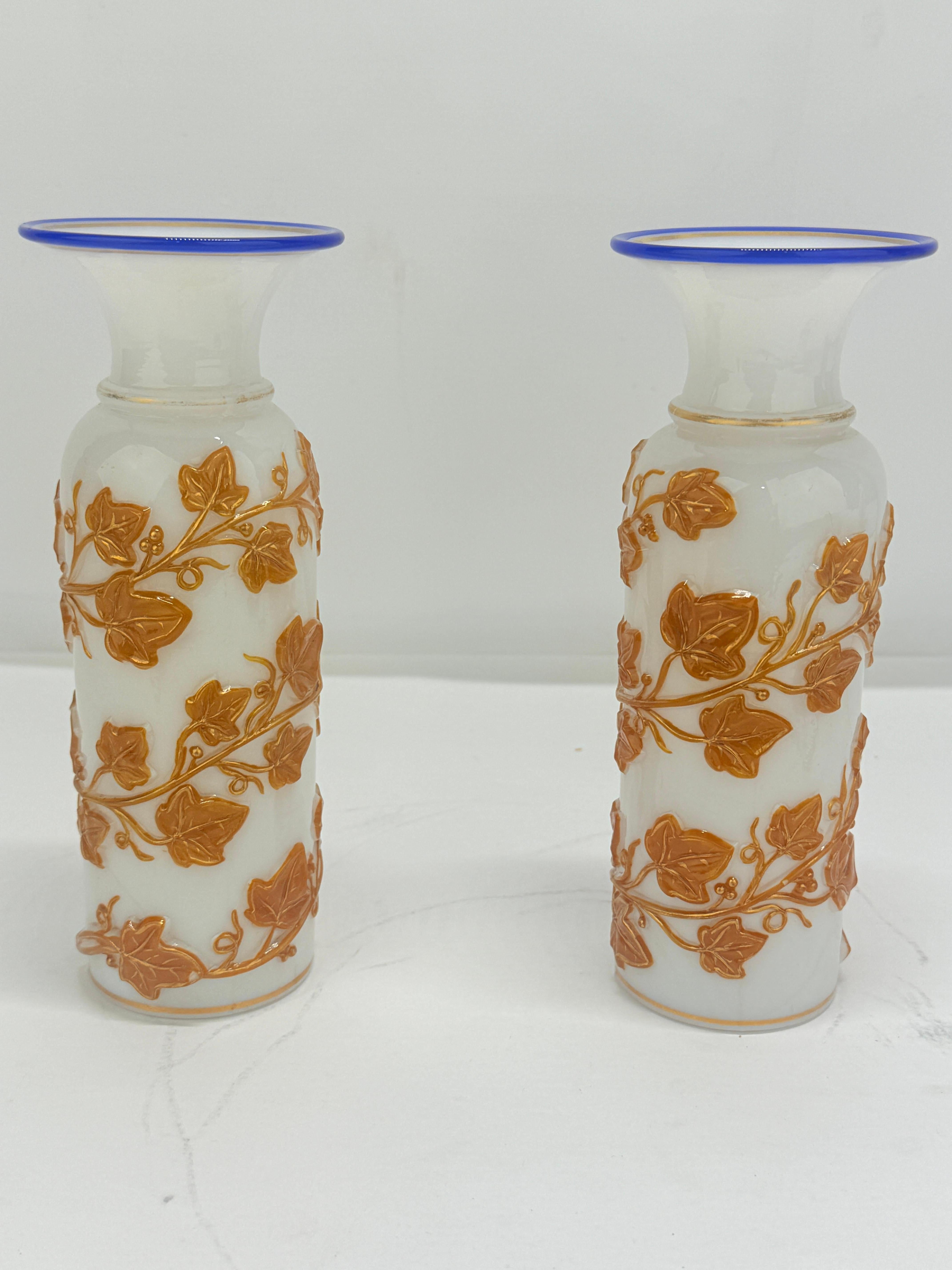 Coppia di vasi opalini a coda d'edera francesi con bordi cobalto, 1860-80 ca. Baccarat in vendita 3