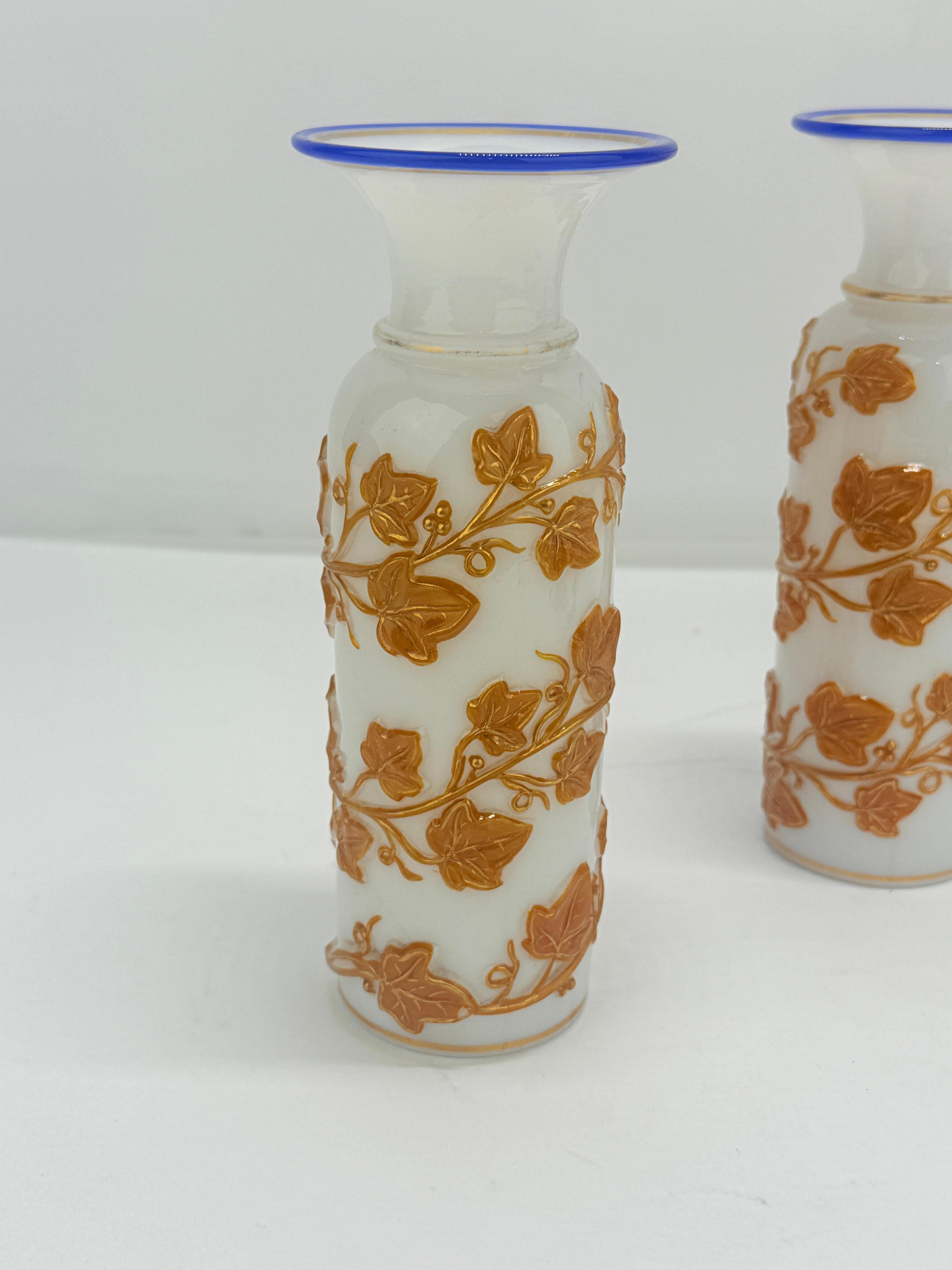 Francese Coppia di vasi opalini a coda d'edera francesi con bordi cobalto, 1860-80 ca. Baccarat in vendita