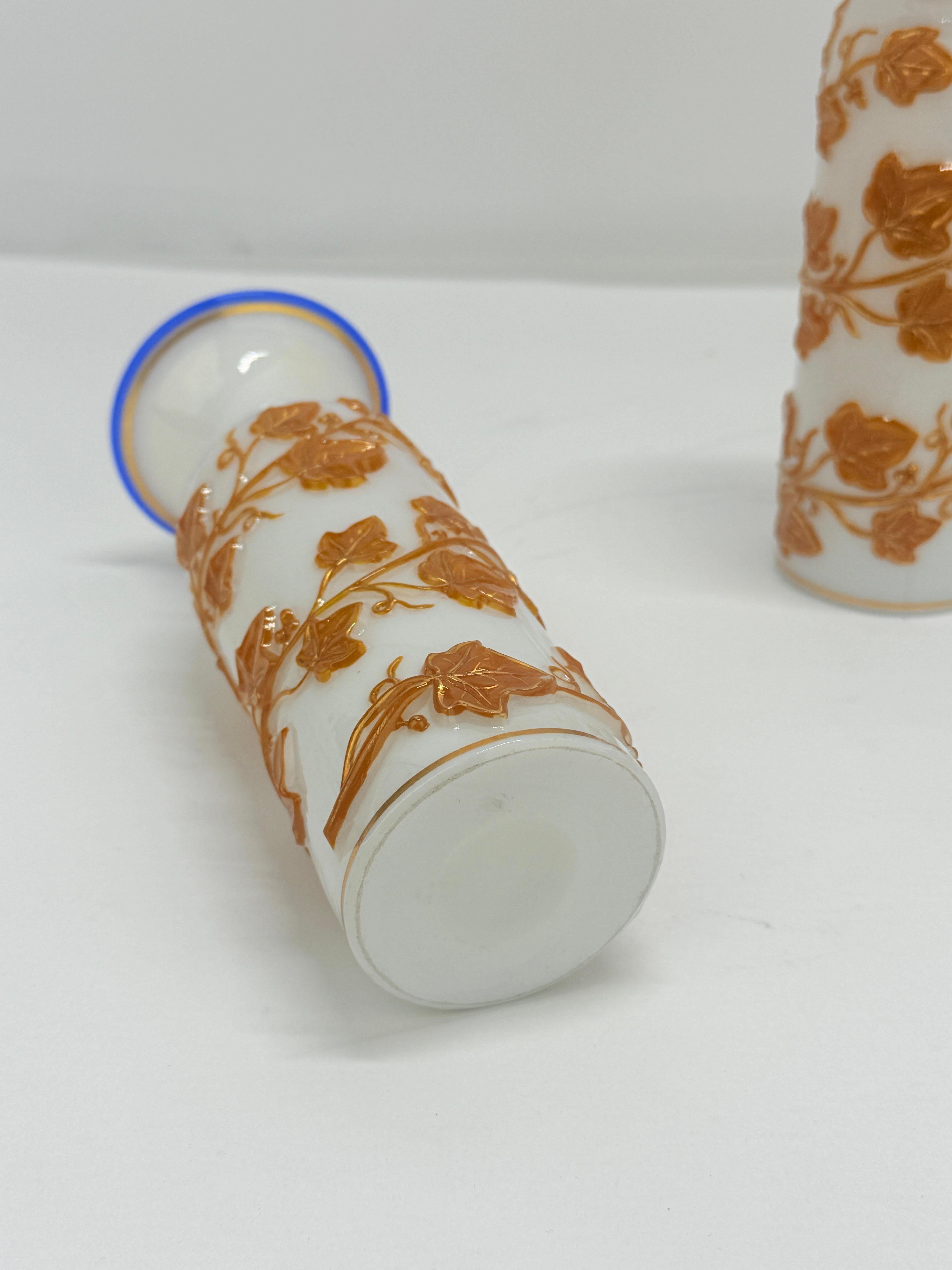 Coppia di vasi opalini a coda d'edera francesi con bordi cobalto, 1860-80 ca. Baccarat In condizioni buone in vendita a Atlanta, GA