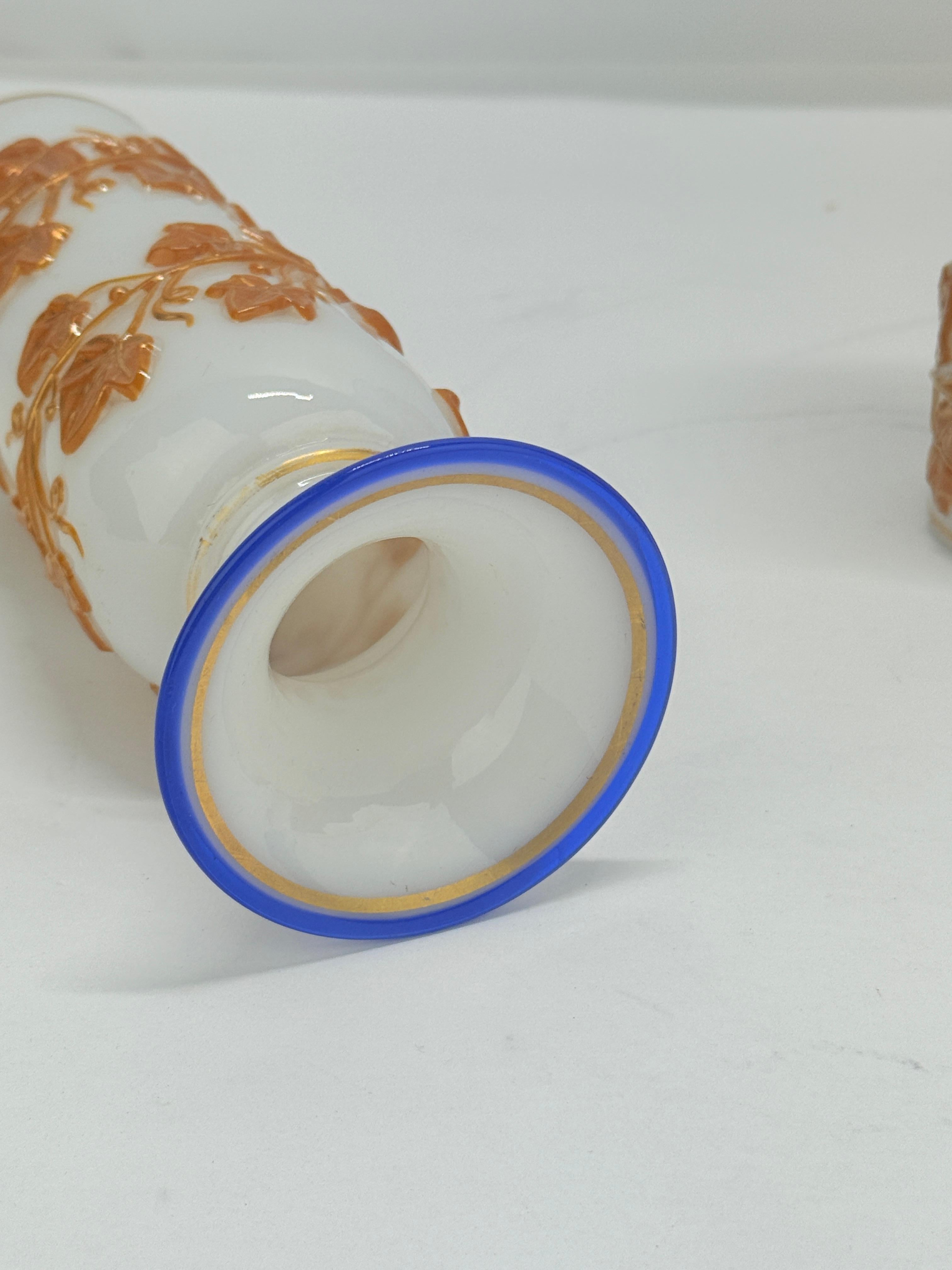 XIX secolo Coppia di vasi opalini a coda d'edera francesi con bordi cobalto, 1860-80 ca. Baccarat in vendita