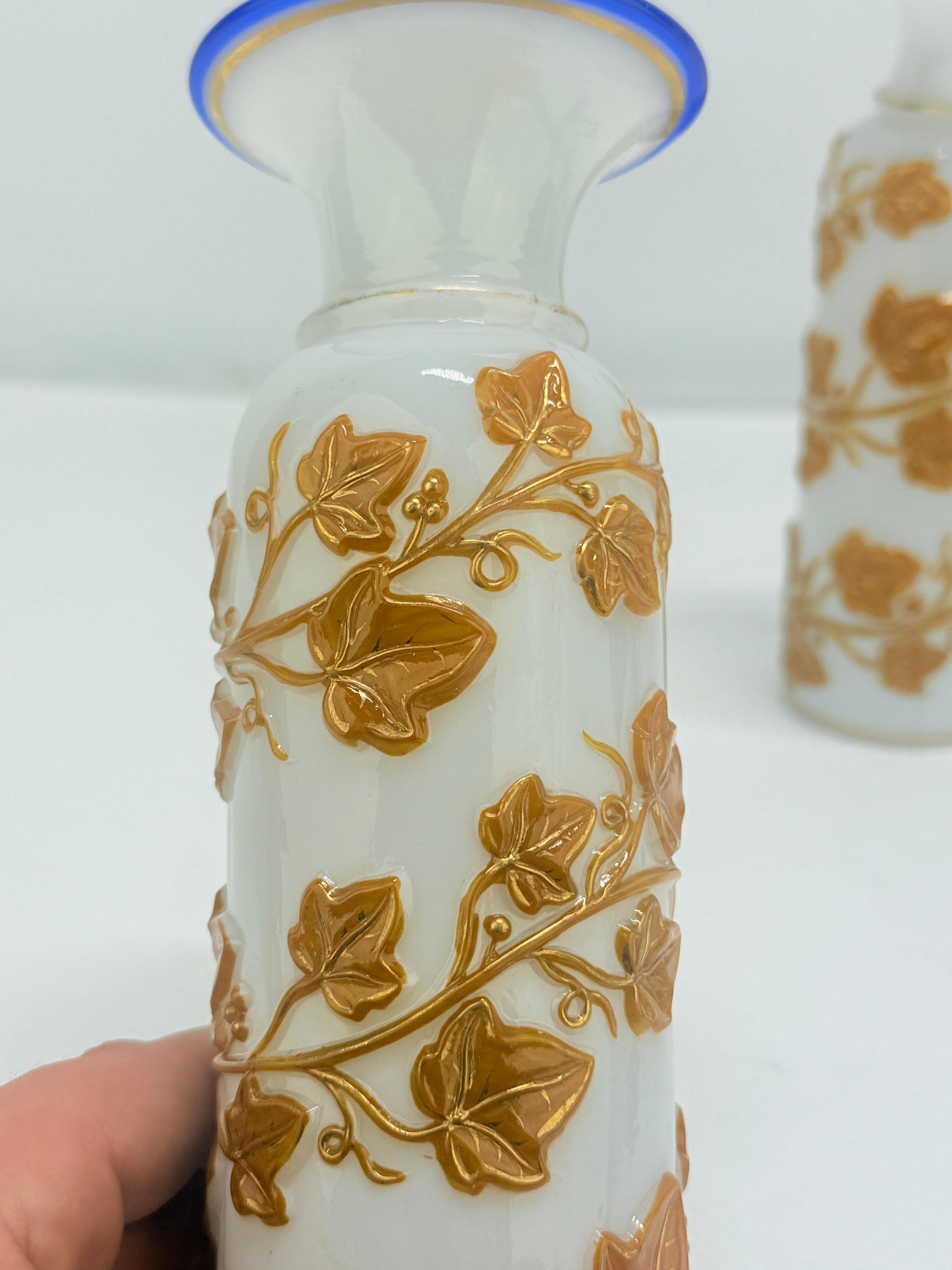 Vetro Coppia di vasi opalini a coda d'edera francesi con bordi cobalto, 1860-80 ca. Baccarat in vendita