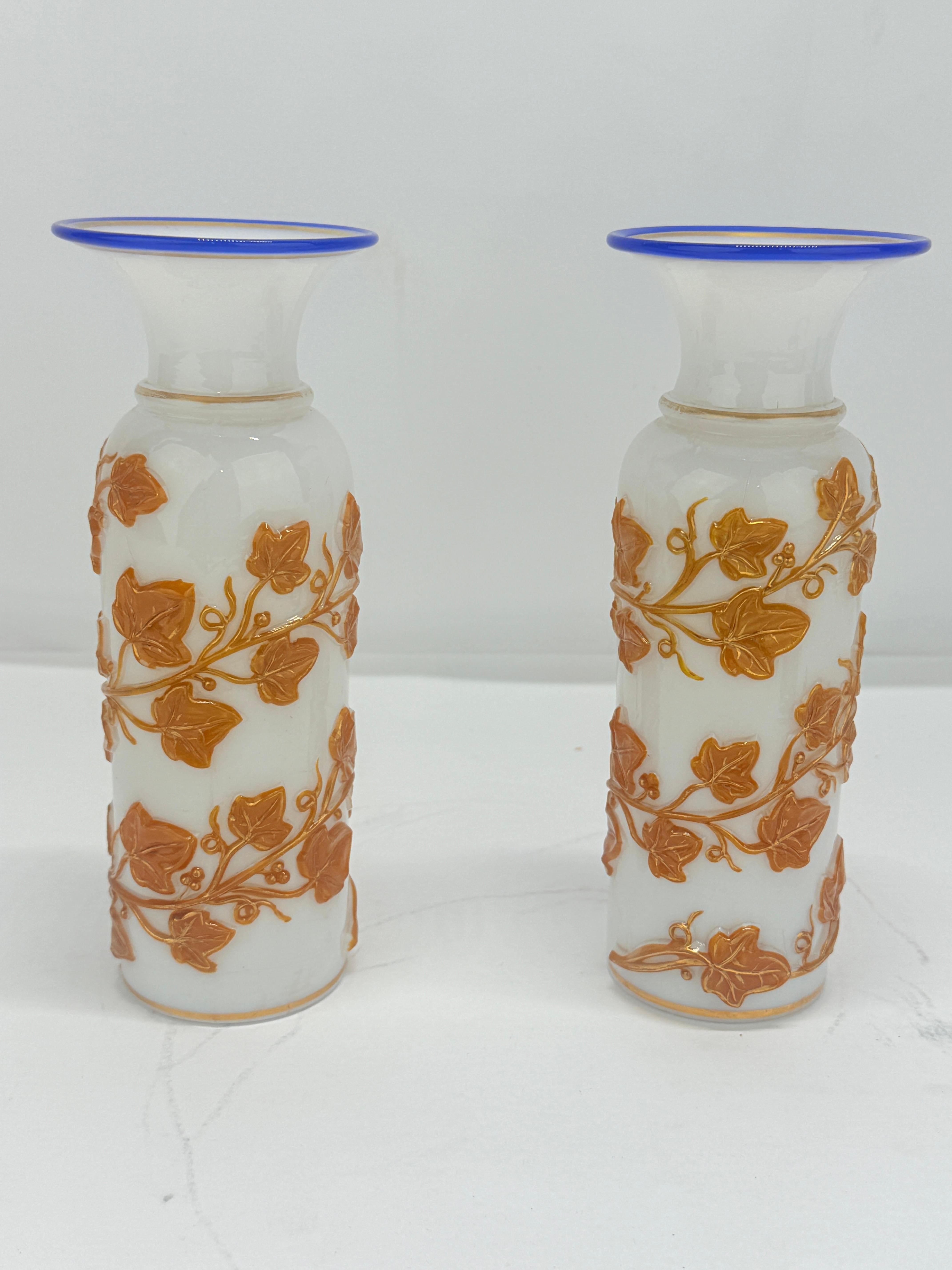 Coppia di vasi opalini a coda d'edera francesi con bordi cobalto, 1860-80 ca. Baccarat in vendita 1