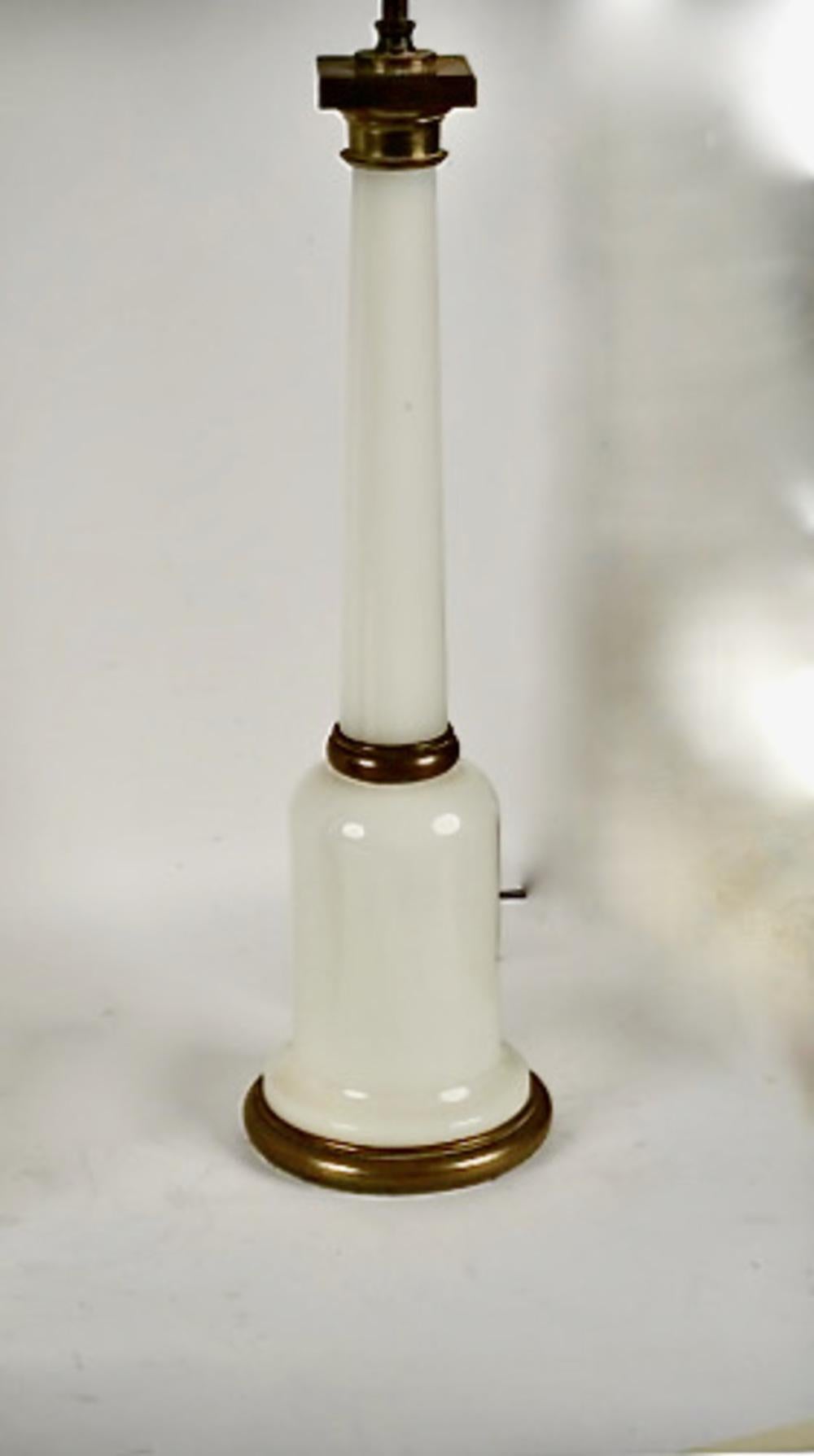 Französische Opalin-Lampen dieser Form stammen aus der frühen bis mittleren Deco-Periode. Diese Form ist bis ins 21. Jahrhundert hinein sehr begehrt geblieben.  Opalglas wird durch die Zugabe von Bleipulver zur Glasschmelze hergestellt, was ein