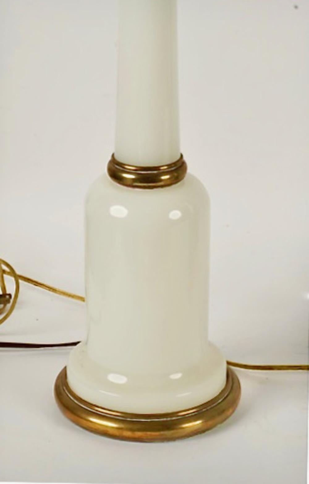 Paar French Opaline-Lampen im Zustand „Gut“ im Angebot in Pasadena, CA