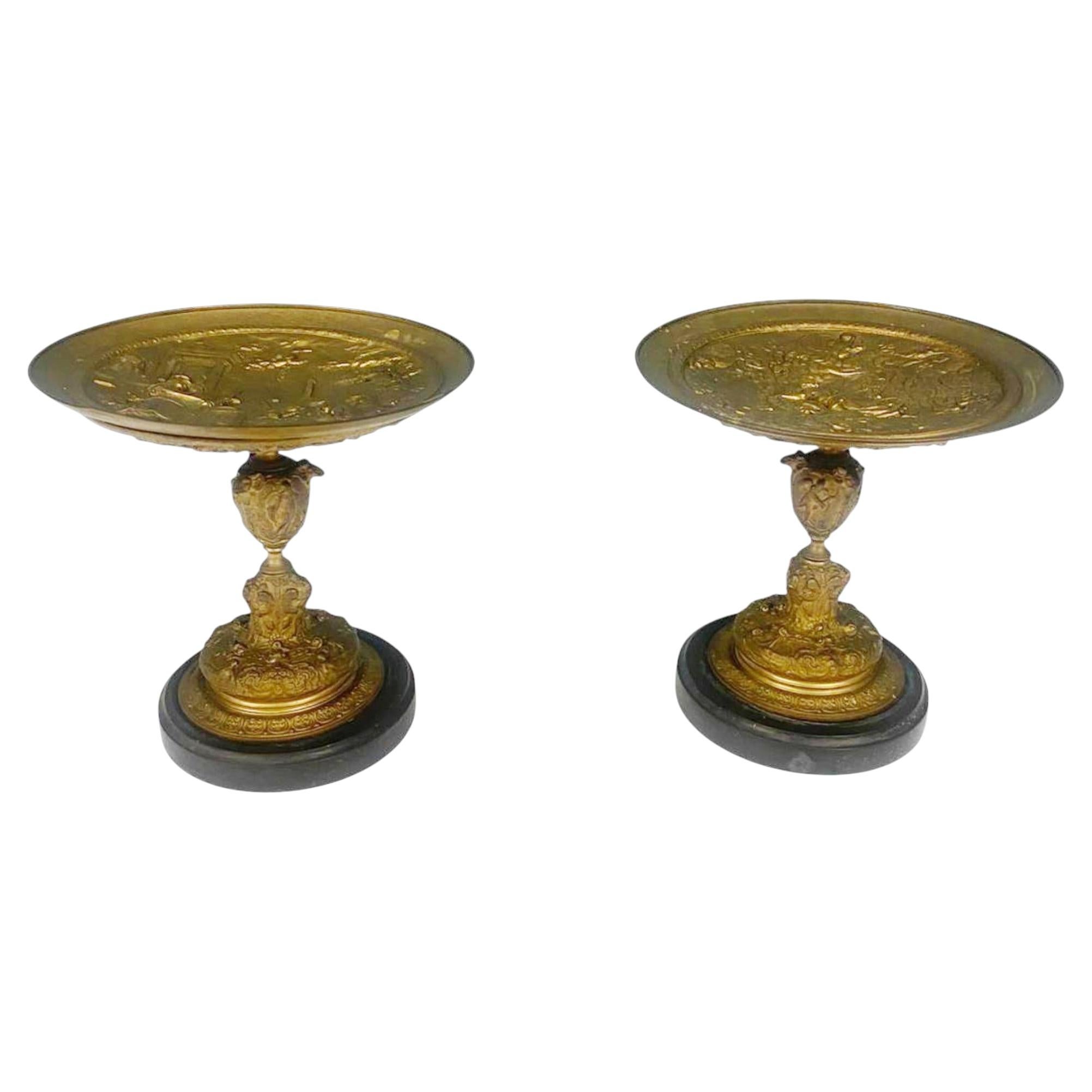 Paire de tasses classiques françaises en bronze doré sur socles en marbre, vers 1880