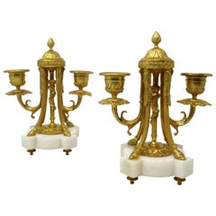 Paire de chandeliers français à deux bras en marbre blanc et bronze doré avec garnitures pour chandeliers