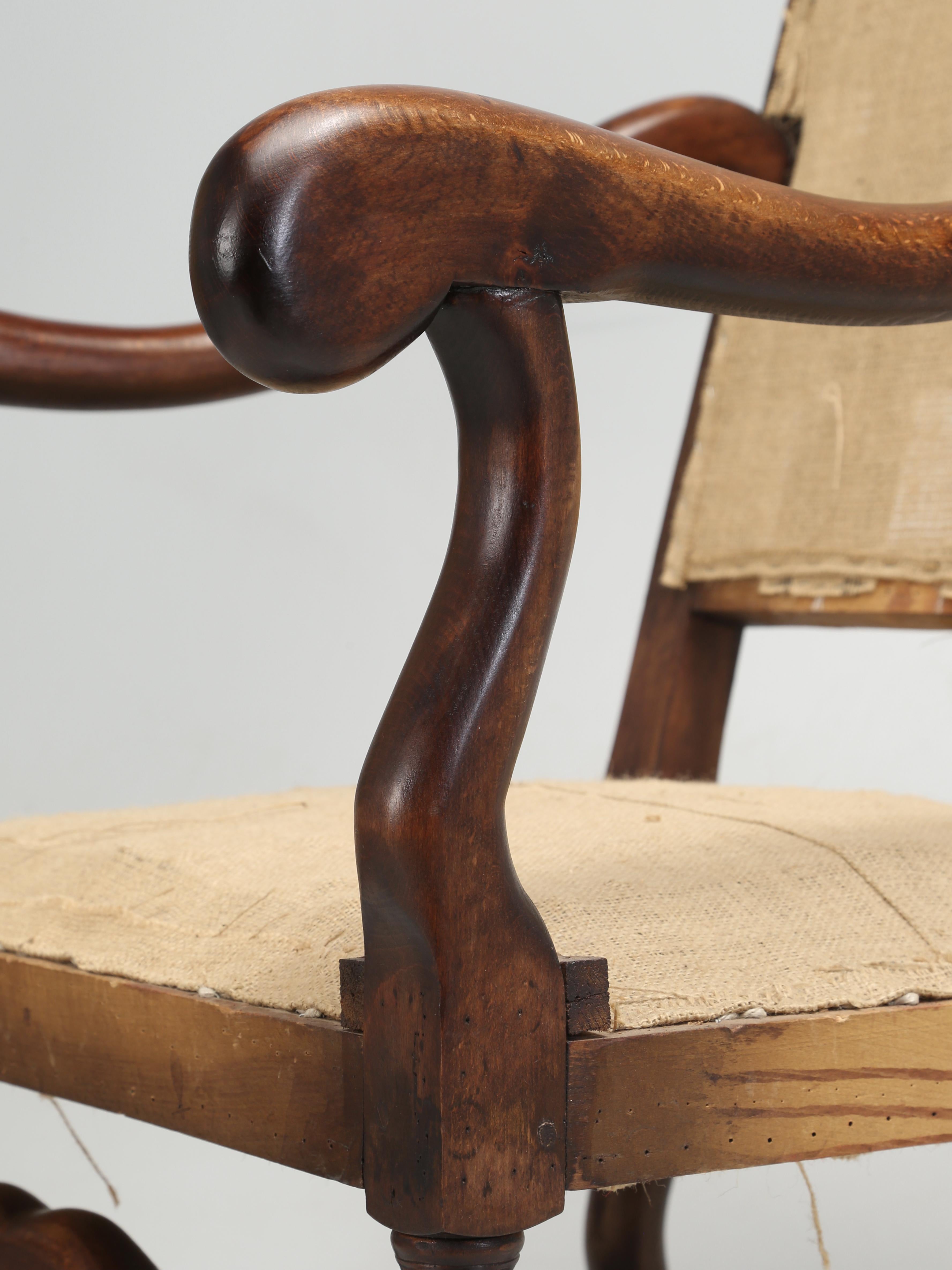 Paar französische Os De Mouton-Esszimmerstühle mit restaurierten Rahmen und Spiralfedern (Handgefertigt) im Angebot
