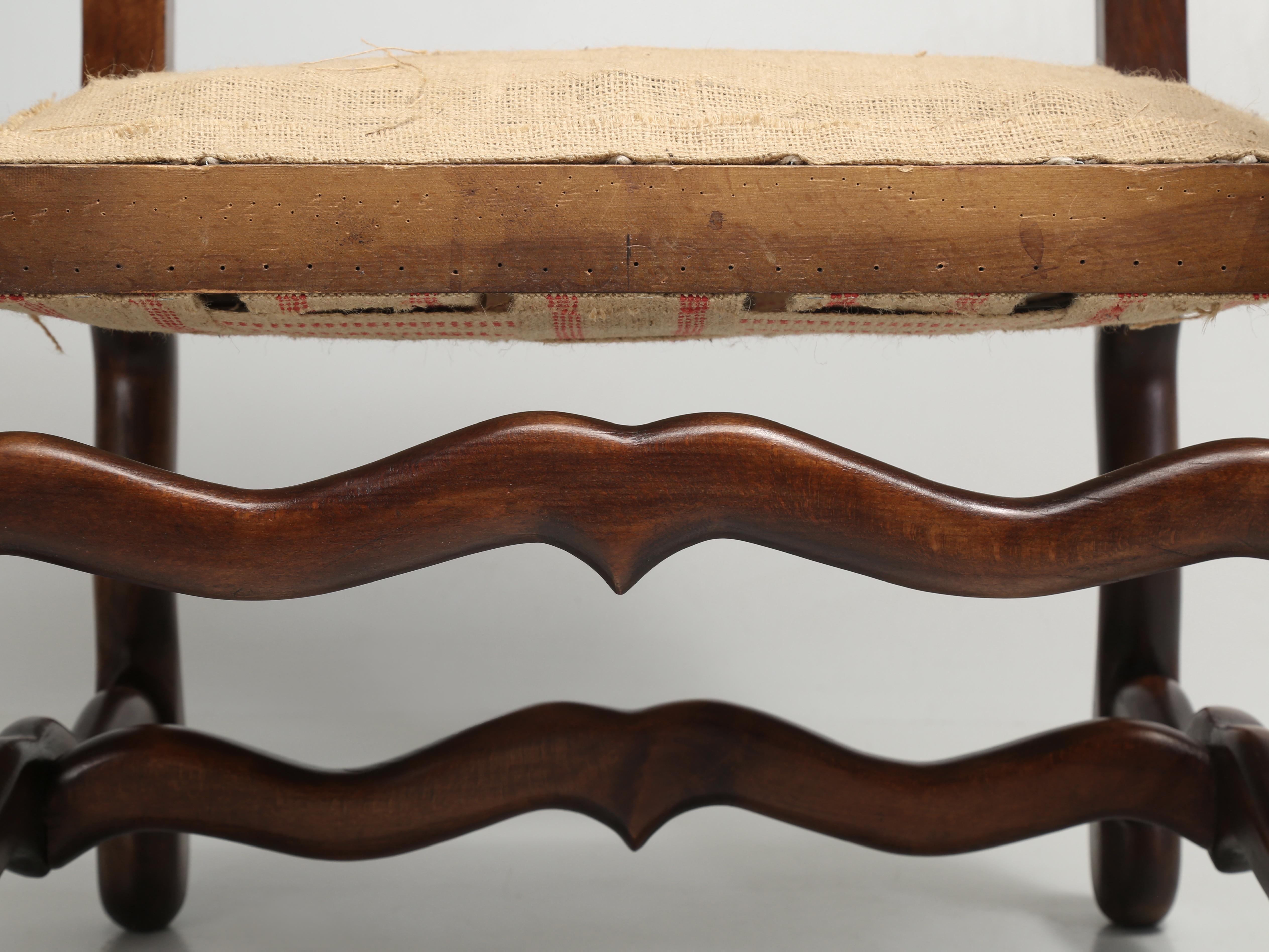 Paar französische Os De Mouton-Esszimmerstühle mit restaurierten Rahmen und Spiralfedern (Holz) im Angebot