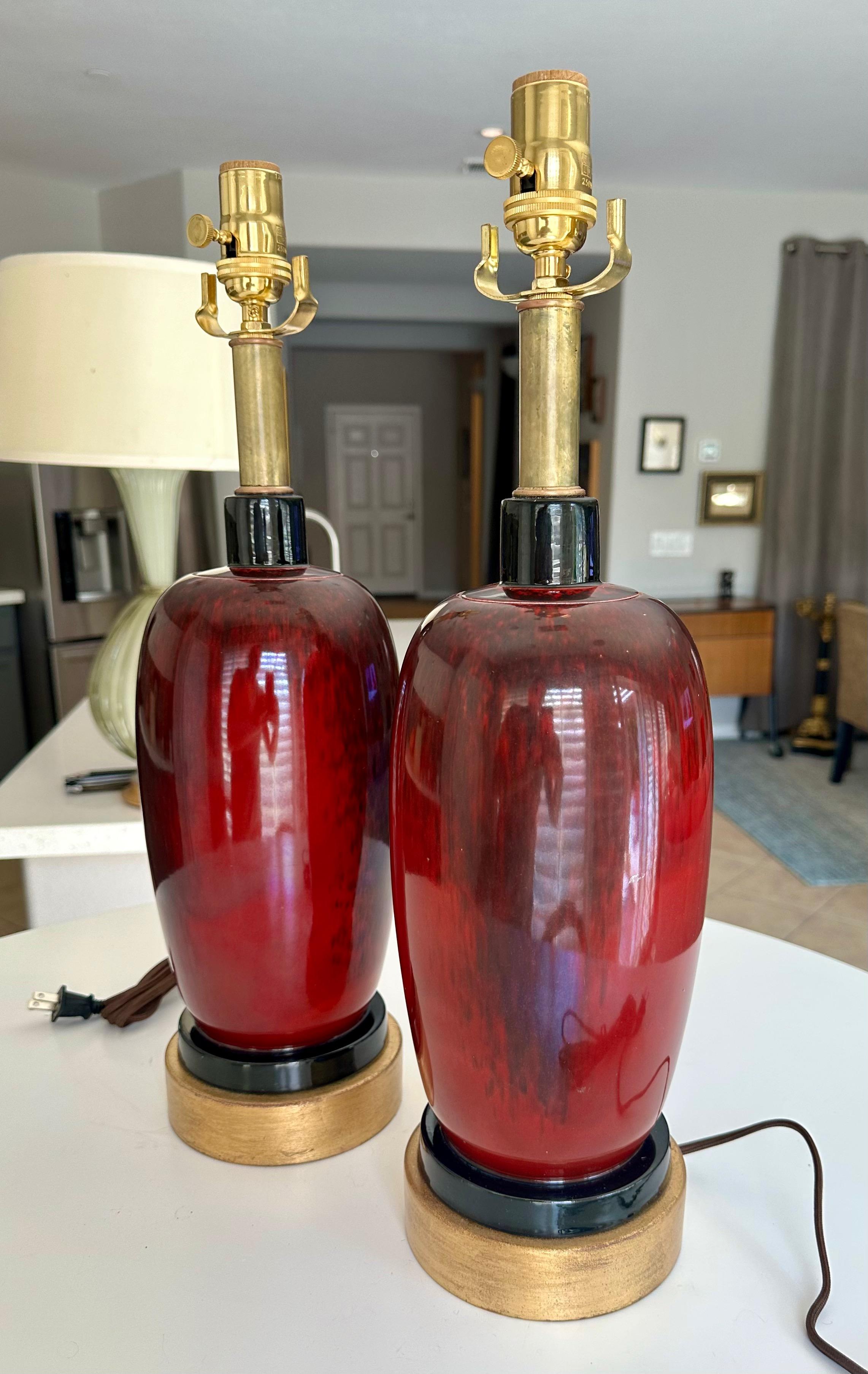 Paar französische Ochsenblut-Porzellan-Tischlampen im Sang-de-Boeuf-Stil im Zustand „Gut“ im Angebot in Palm Springs, CA