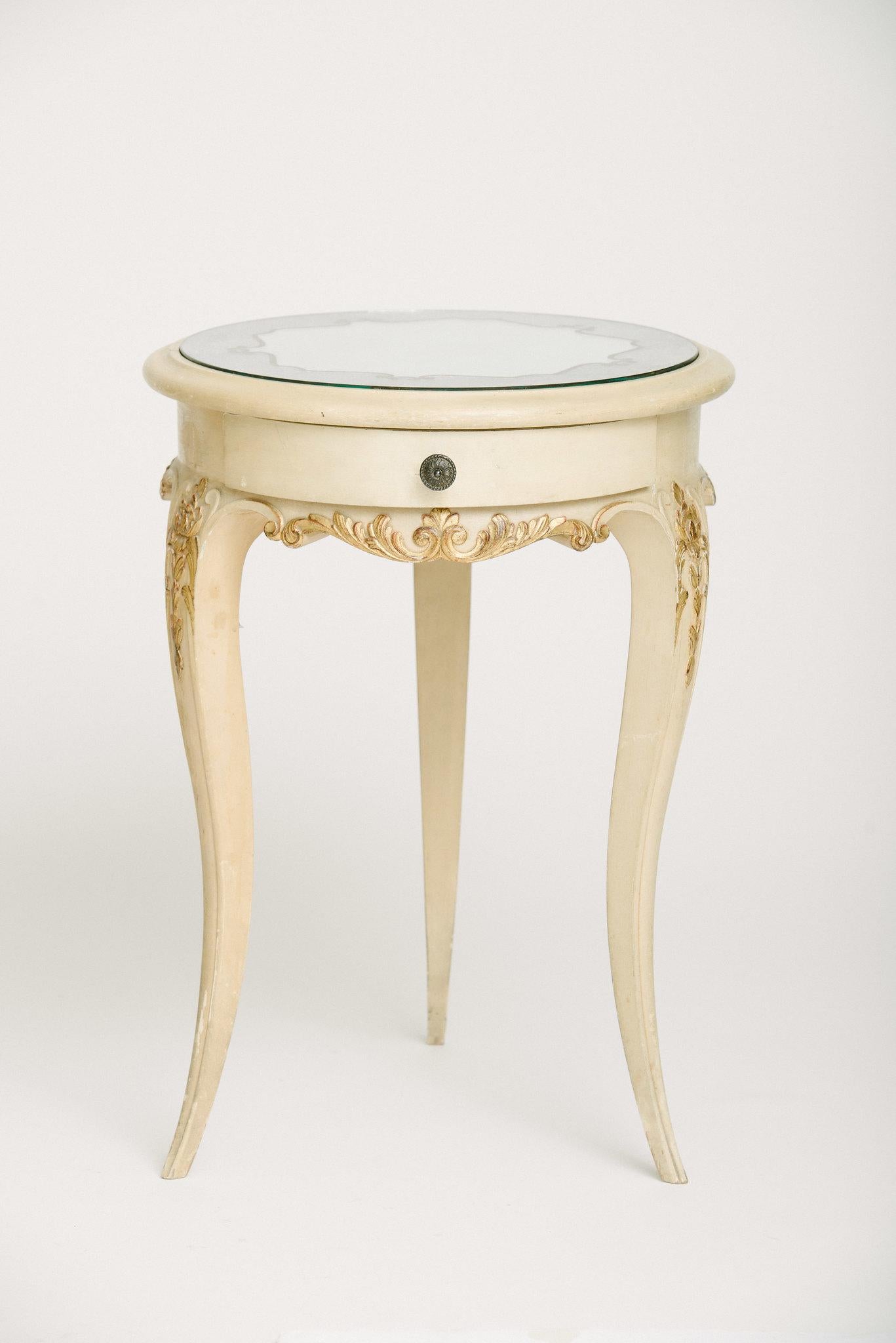 Paire de tables d'appoint de style Louis XV des années 1940, peintes à la crème, avec un seul tiroir et un plateau églomisé.