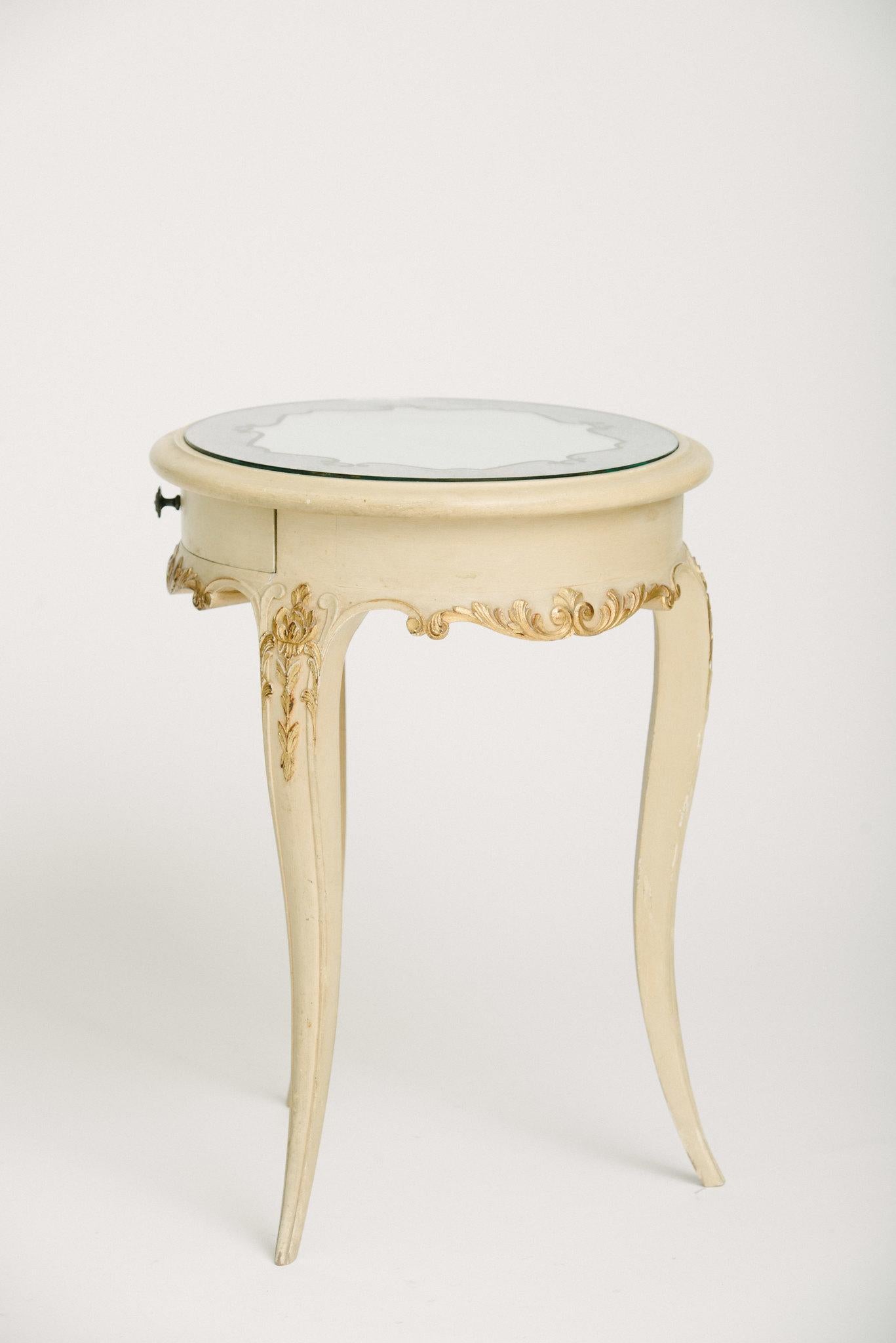 Louis XV Paire de tables à plateau miroir en églomisé peint en France en vente