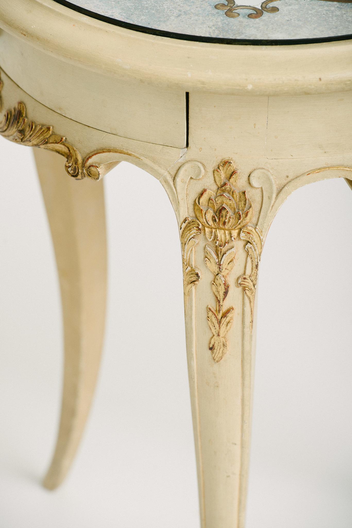 Français Paire de tables à plateau miroir en églomisé peint en France en vente