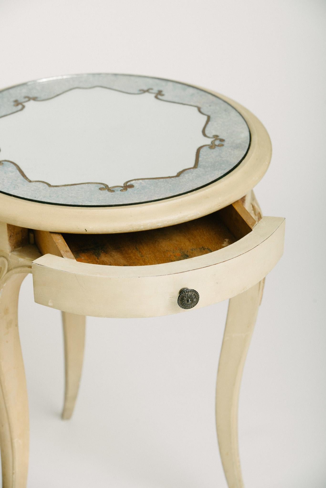 Peint Paire de tables à plateau miroir en églomisé peint en France en vente