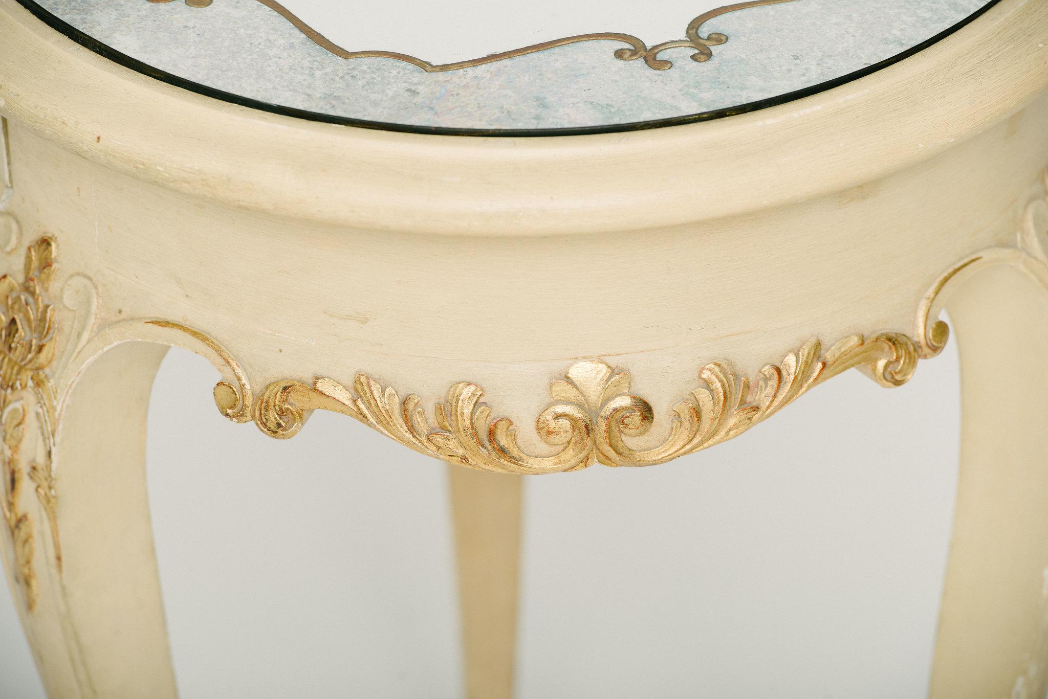 Paire de tables à plateau miroir en églomisé peint en France Bon état - En vente à Houston, TX