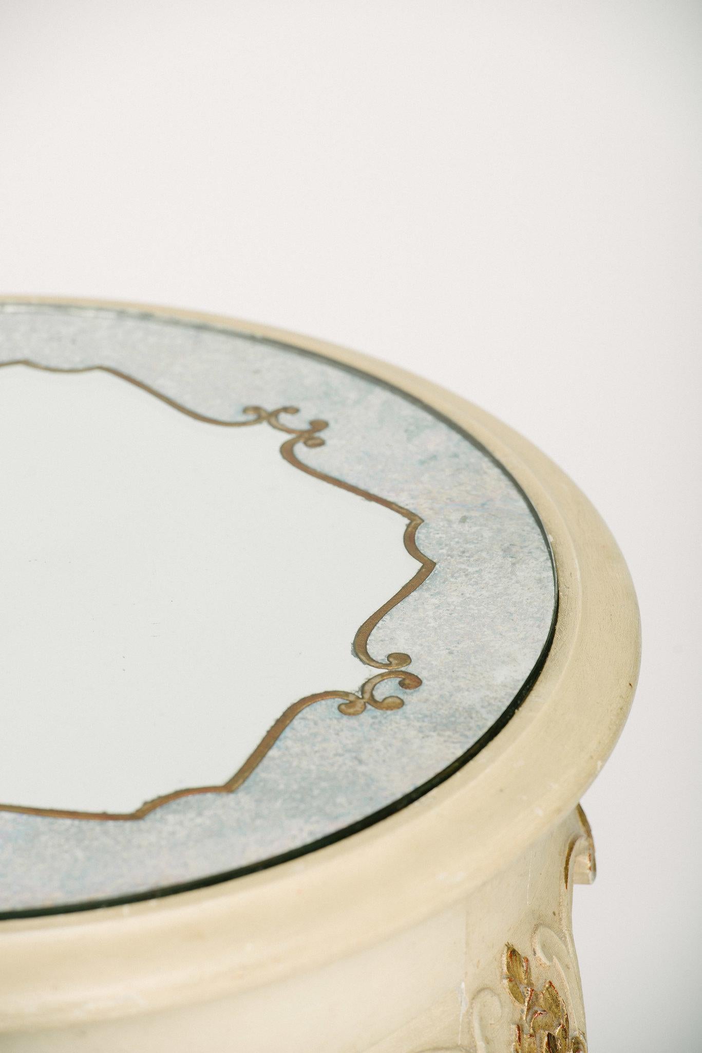 Milieu du XXe siècle Paire de tables à plateau miroir en églomisé peint en France en vente